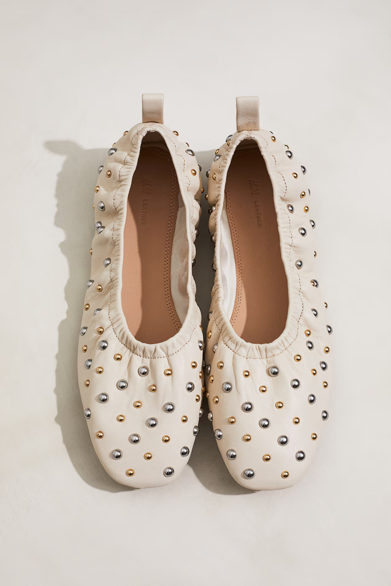 Ballerinas mit Nieten | H&M (DE, AT, CH, NL, FI)