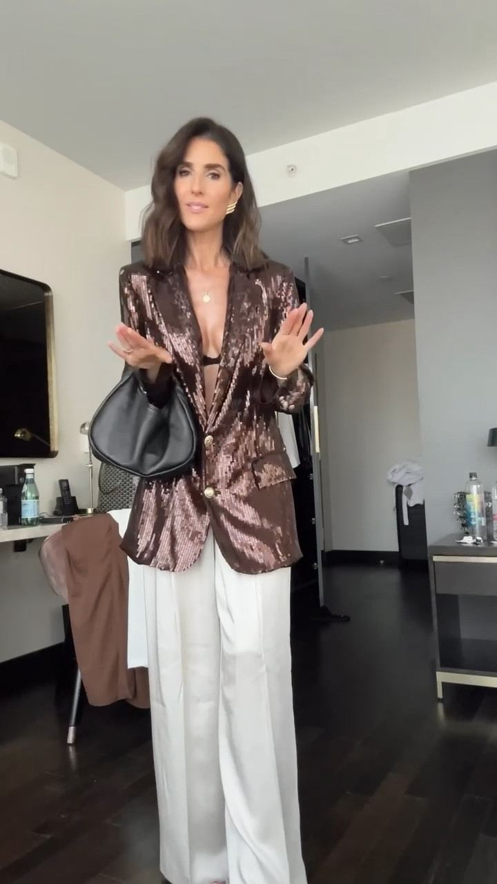 One of the looks I wore for the LTK CON✨ I'm just shy of 5-7" wearing the size small blazer and 2 trousers #stylinbyaylin #aylin

#LTKStyleTip #LTKVideo #LTKSeasonal