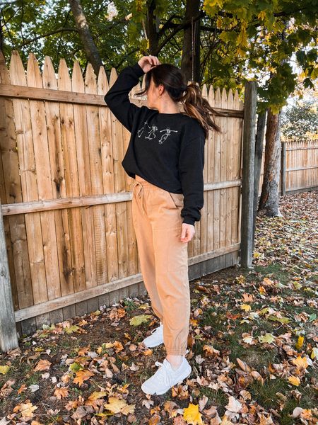 Casual October look

Joggers - size down 1 for looser fit, size down 2 for more fitted look. Wearing size S