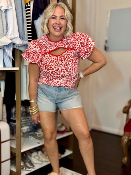 The print! This Avara top is so fun and perfect for 4th of July! Love the cutout detail code “WANDA15"

#LTKOver40 #LTKSeasonal #LTKMidsize