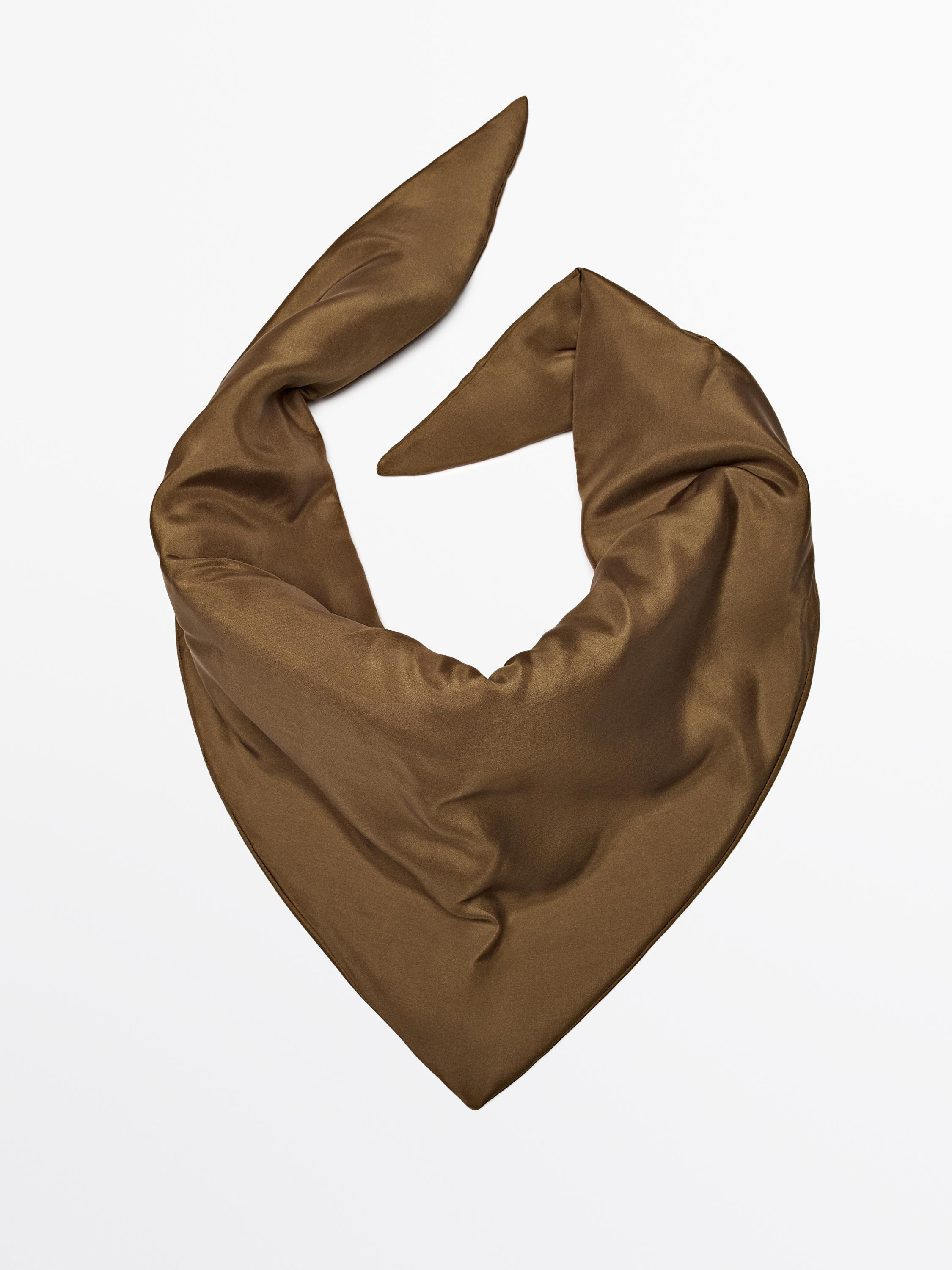 Wattierte Bandana aus 100 % Seide · Khaki, Braun, Gebrochen Weiss · Schals | Massimo Dutti | Massimo Dutti DE