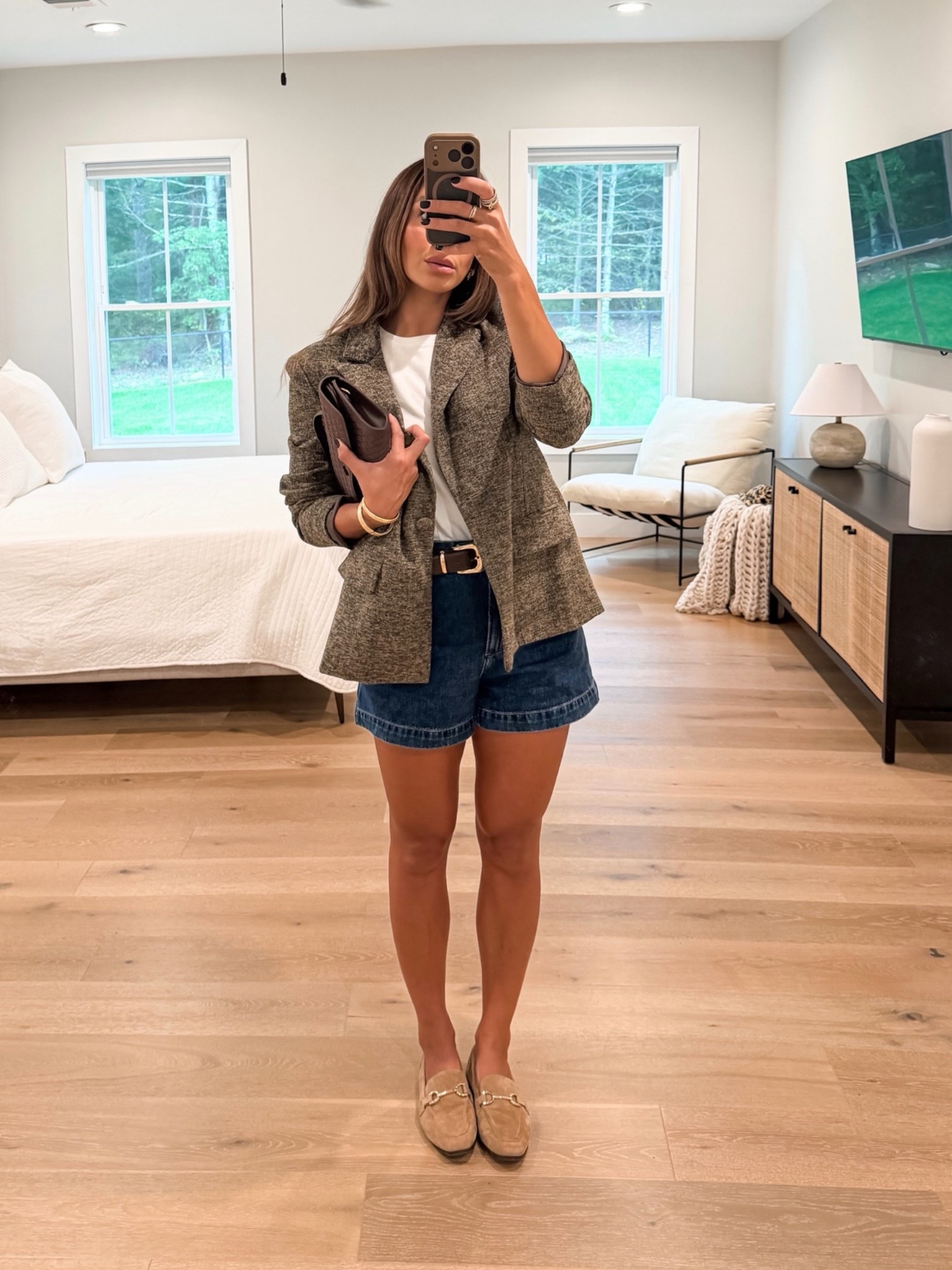 A simple, cute/casual transition into fall look ! 

• Meshki denim shorts, Amazon brown belt, j crew classic white t shirt, white tee, wool blend blazer jacket, Amazon brown suede clutch, brown/ tan loafer shoes

#LTKgrwm #LTKootd #LTKdayinmylife