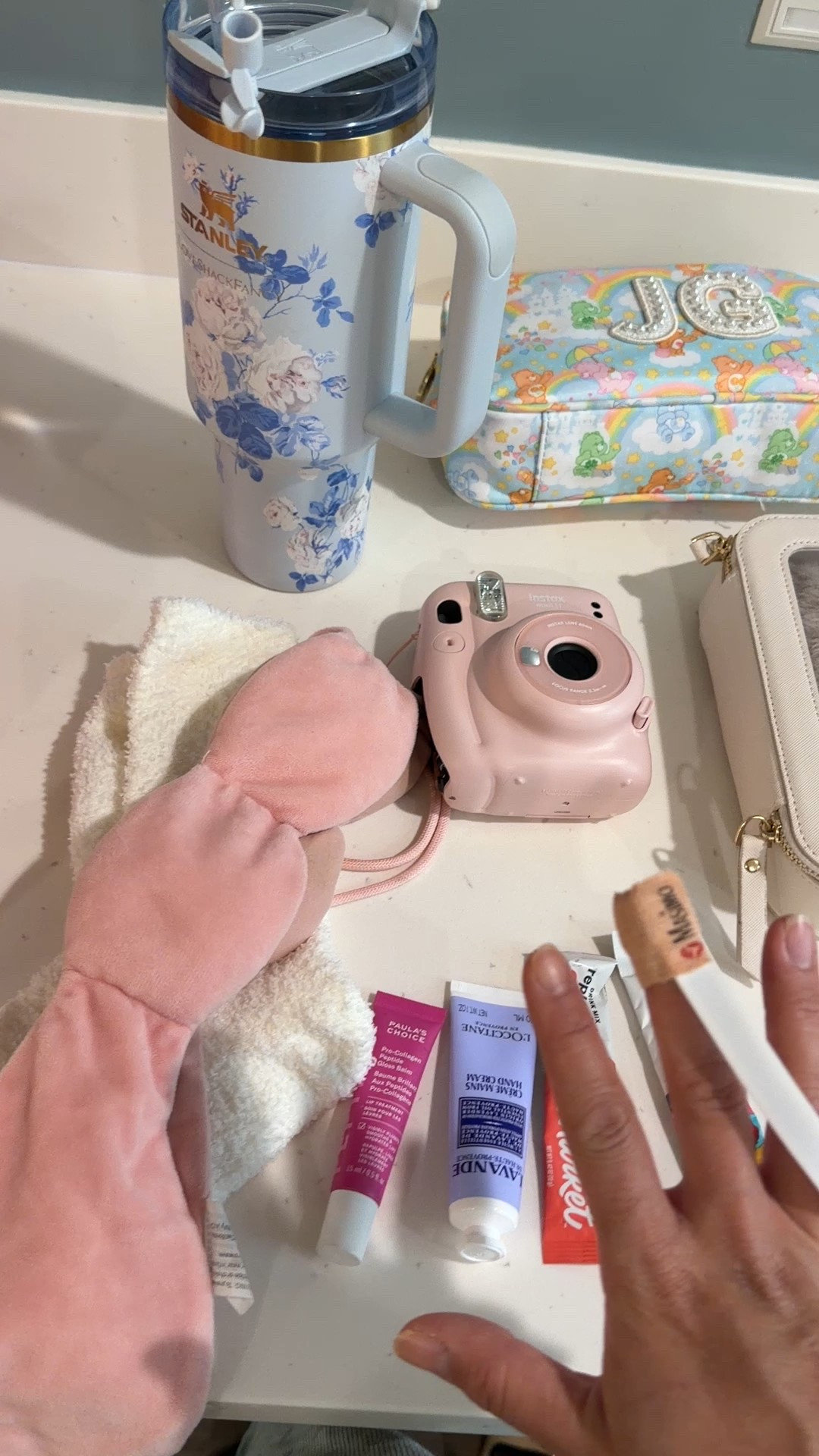 What I packed for the delivery room, baby number 4 only hospital essentials 

#LTKBump #LTKFamily #LTKBaby