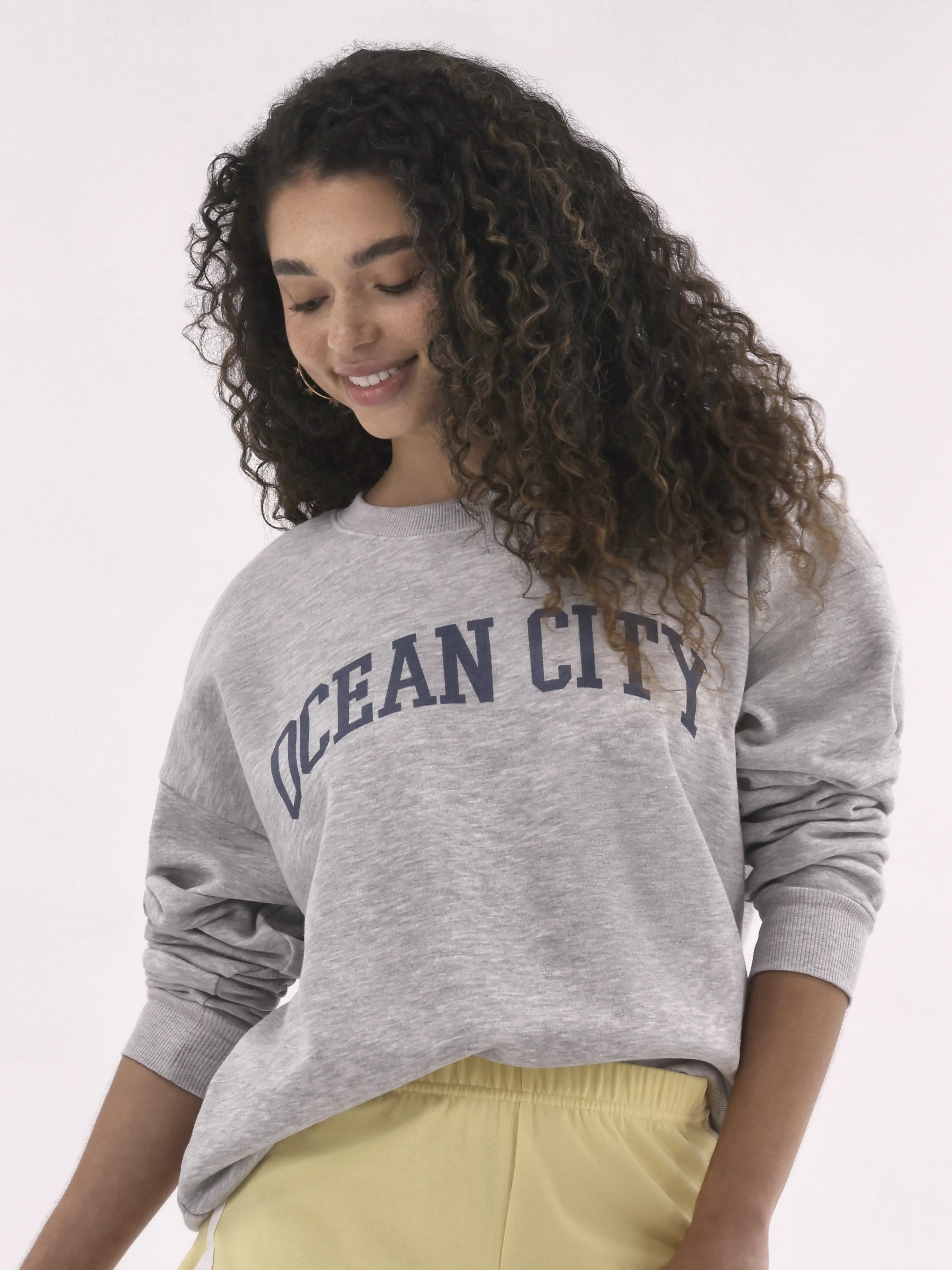 No Boundaries Oversized Graphic Crewneck Sweatshirt, Midweight, Women's and Women's Plus | Walmart (US)