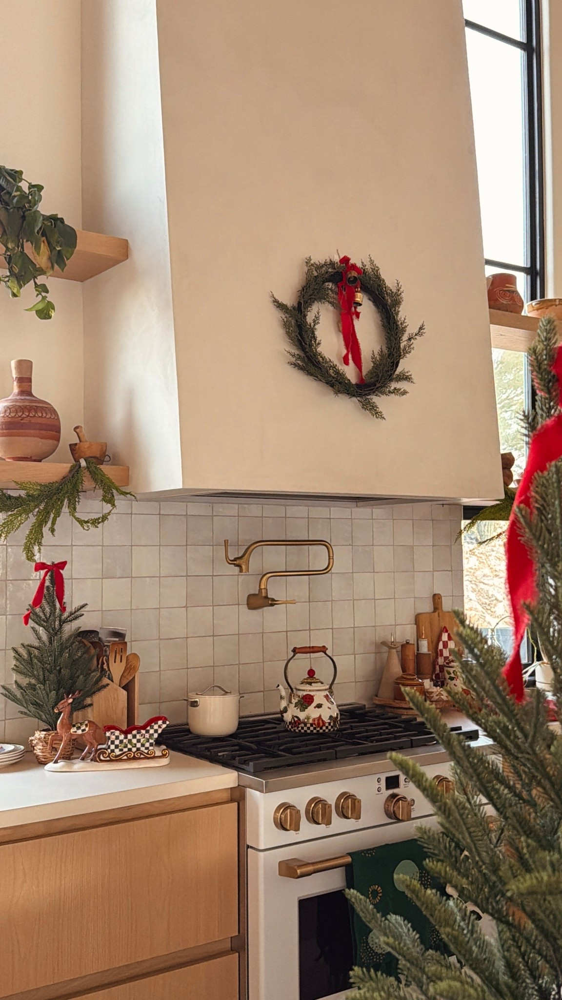 Festive Christmas kitchen decor! 