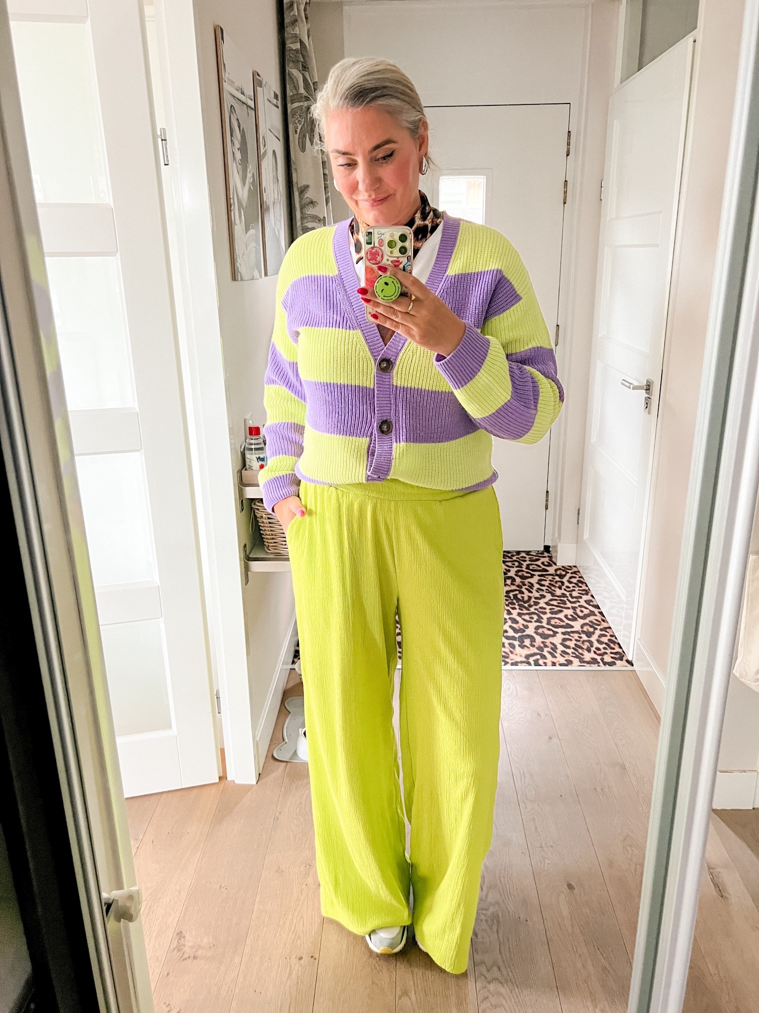 Ootd - Easter Monday. Chartreuse green plisse pants (old, Raizzed) paired with an old graphic t-shirt and a green and purple striped cardigan (both Wibra). A leopard print Dickey collar and green necklace and Nike air max sneakers. 



#LTKspring #LTKeurope #LTKnederlands