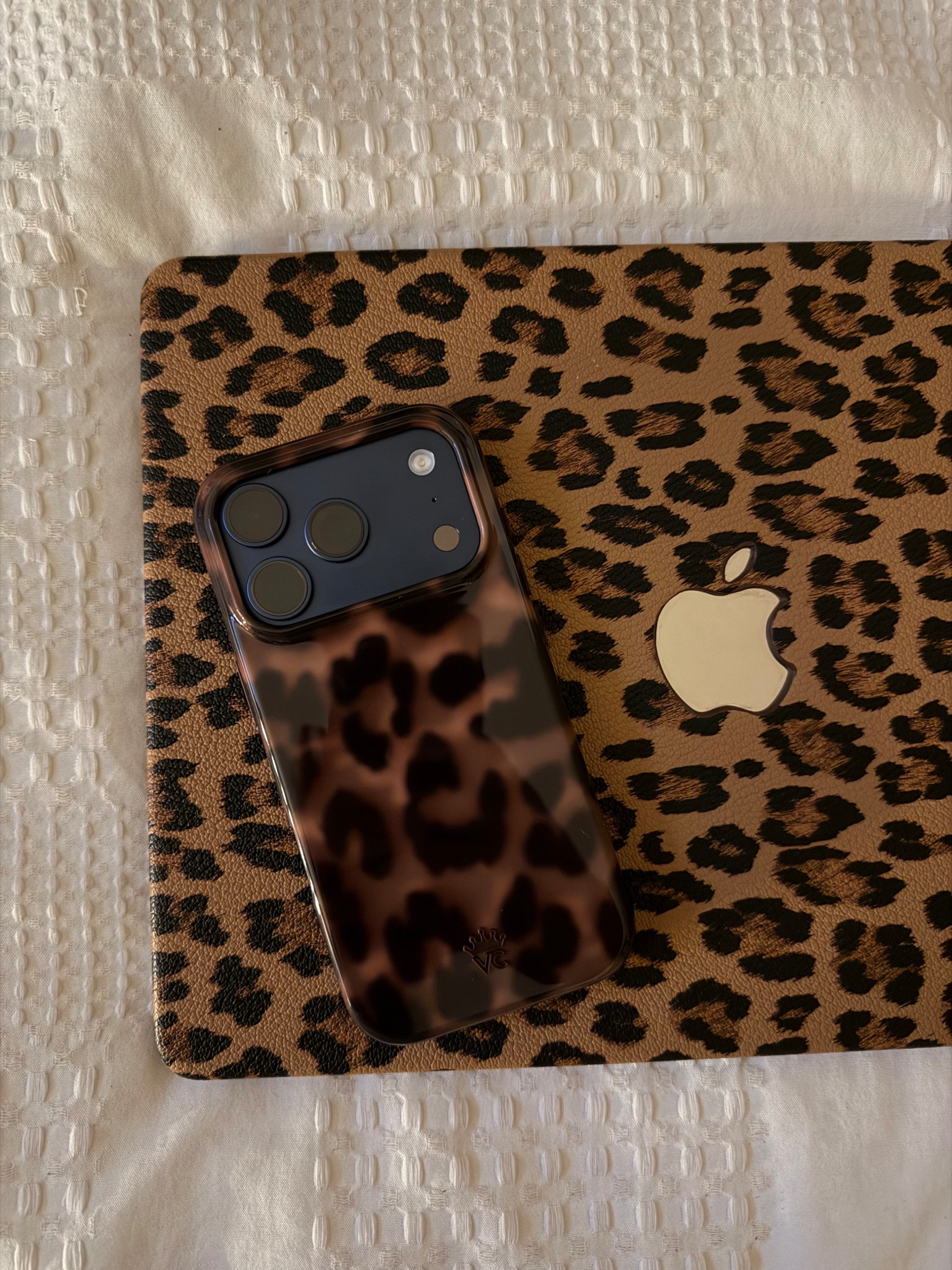 matching set 🐆🤎 #cheetah #viral #matchingset #homedecor #iphone #iphonecase #imac #imaccase #iphone17pro #buyit #cute #trending #getit #case #itgirl 

#LTKselfcare #LTKdayinmylife #LTKHome