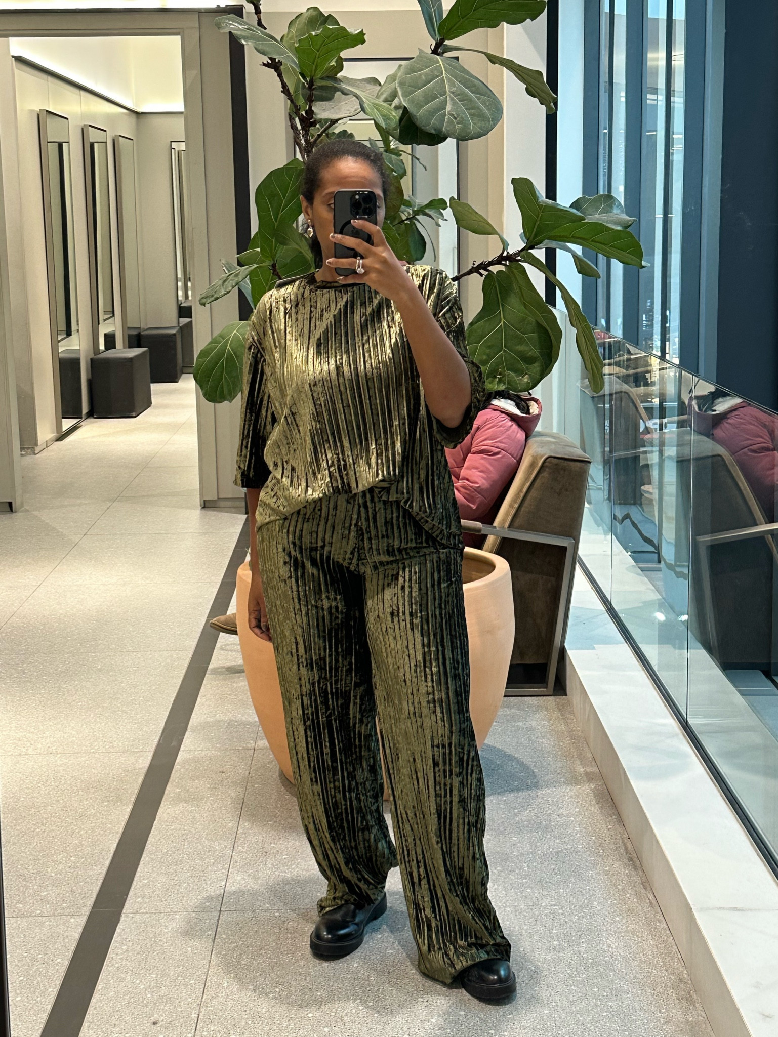 Blouse and trousers perfect for casual glam. 

LTKFestiveSaleNL #LTKmidsize #LTKeurope