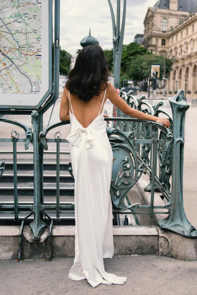 Kailey Low Back Maxi Dress With Detachable Bow Train - White | MESHKI US