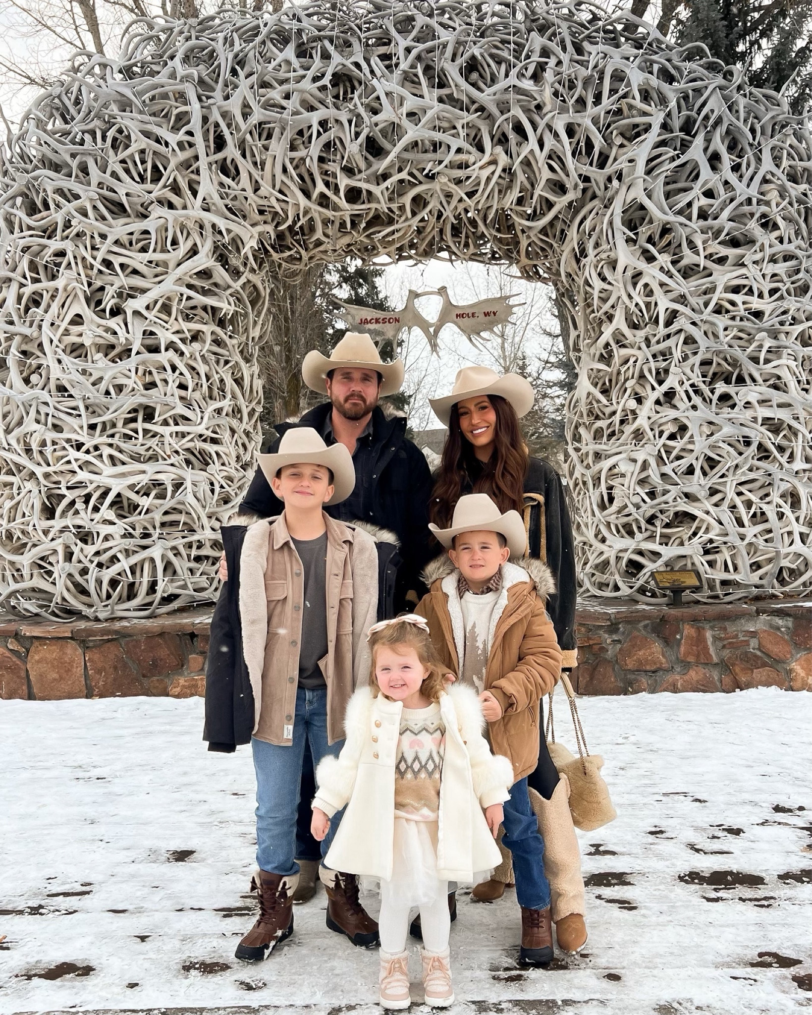 Family picture outfits, winter outfit

#LTKtravel #LTKSeasonal #LTKfamily
