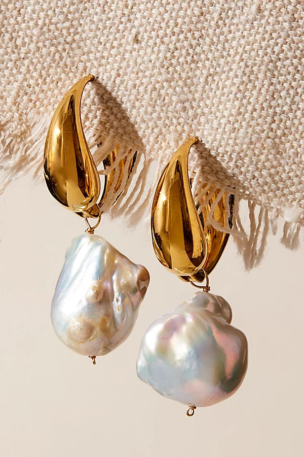 Kozakh Twist Pearl Earrings en Gold, pour femme chez Free People | Free People FR