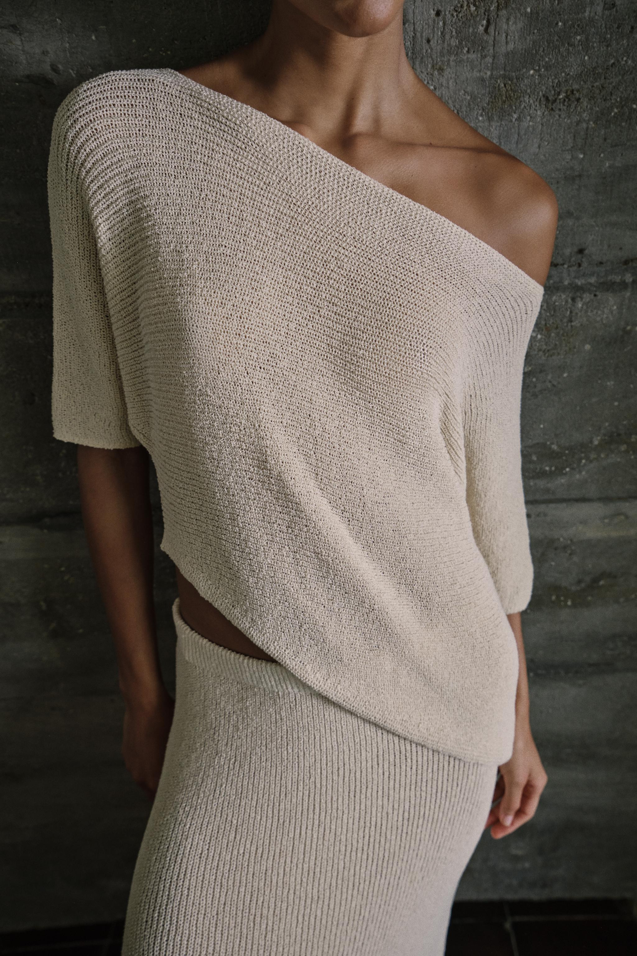 Round neck, short sleeve top. Asymmetric hem. | Zara UK