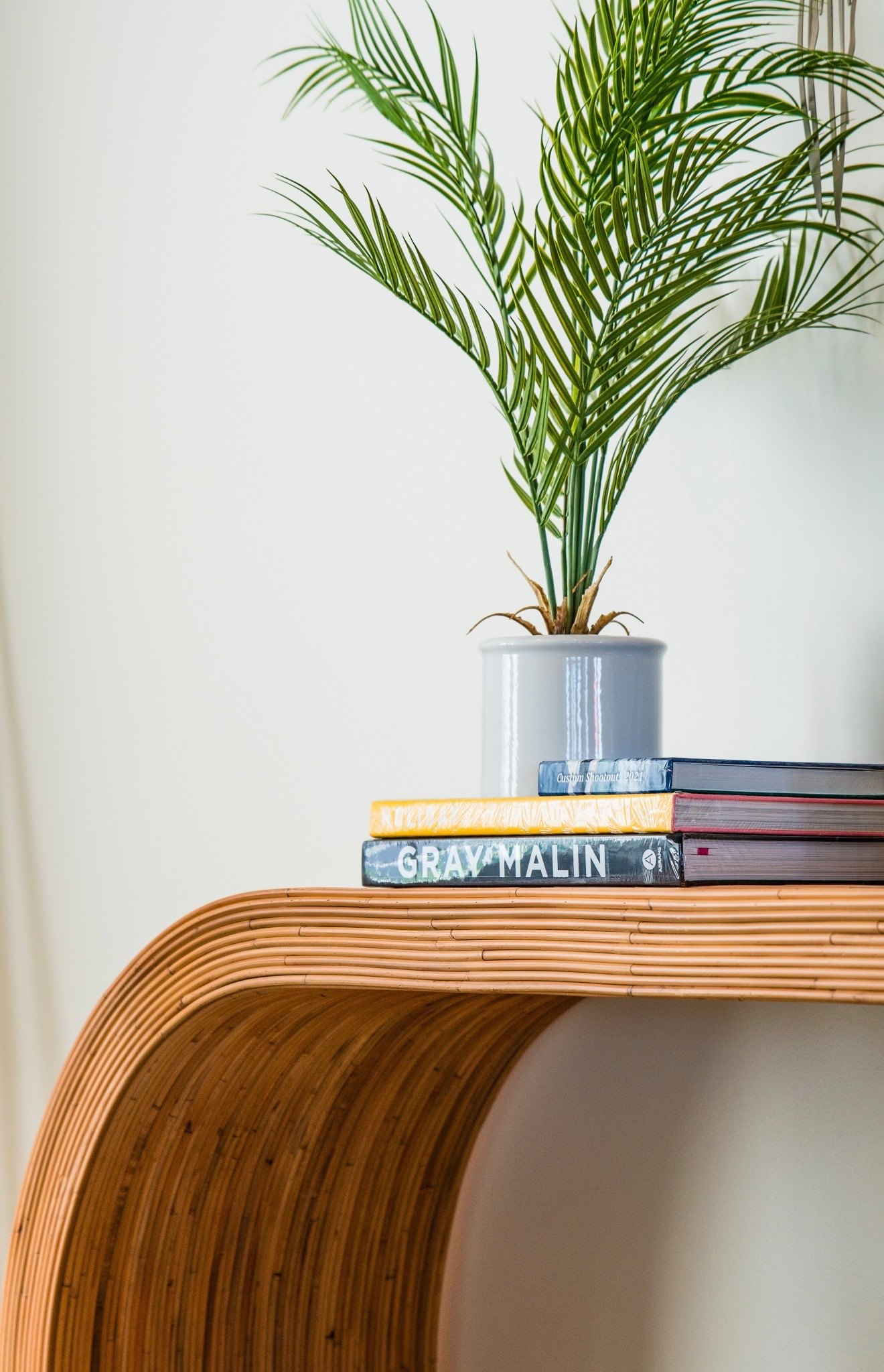 Natural textures, coastal layers, and the perfect faux palm to bring the room to life. 🌴