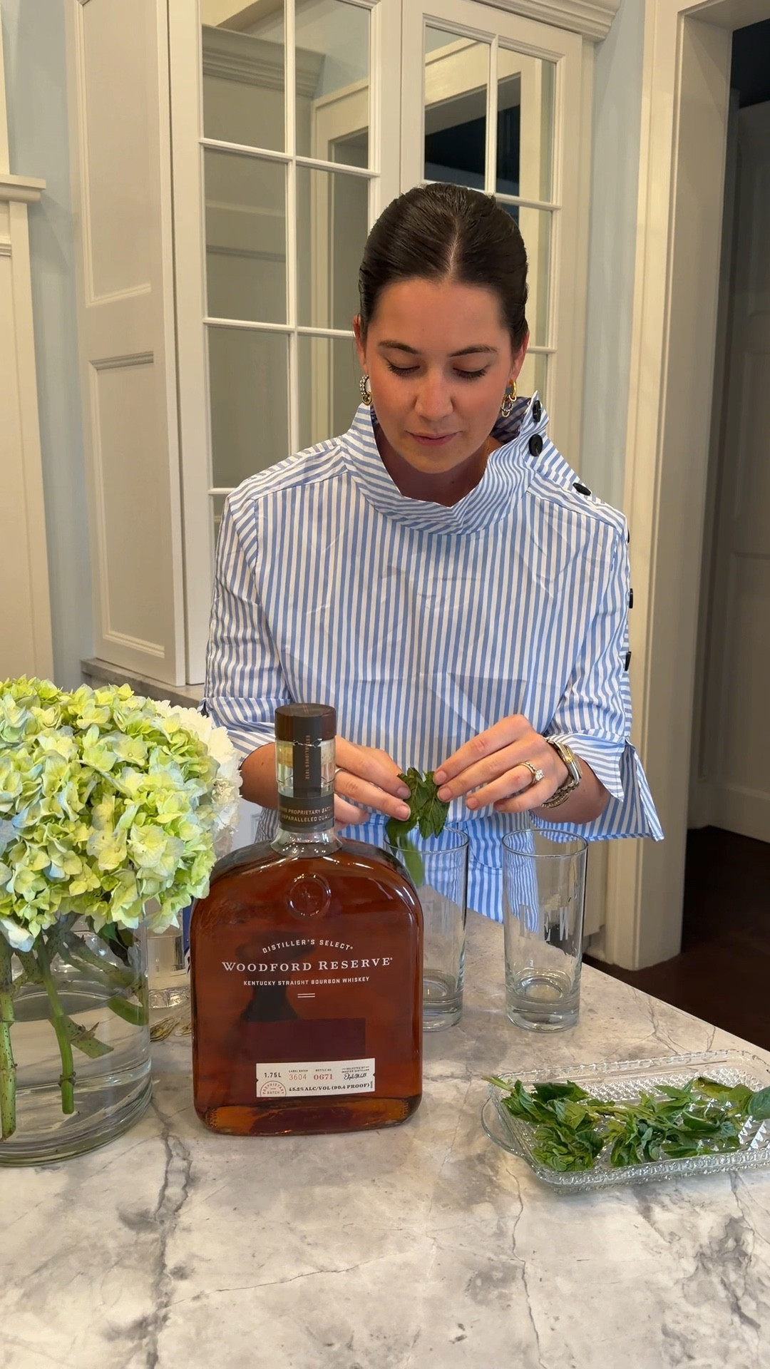happy derby !!!! 

1/2 part simple syrup
2 part bourbon 
clap a few mint leaves 
pebble ice (I got mine from chick fil a!!!) 
stir, garnish, & serve !!!! 🐎
