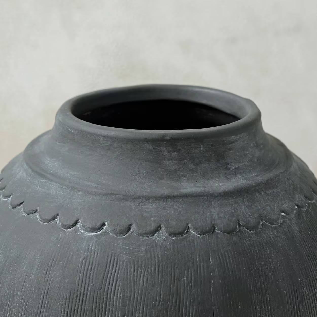 Scalloped Black Vase | Magnolia