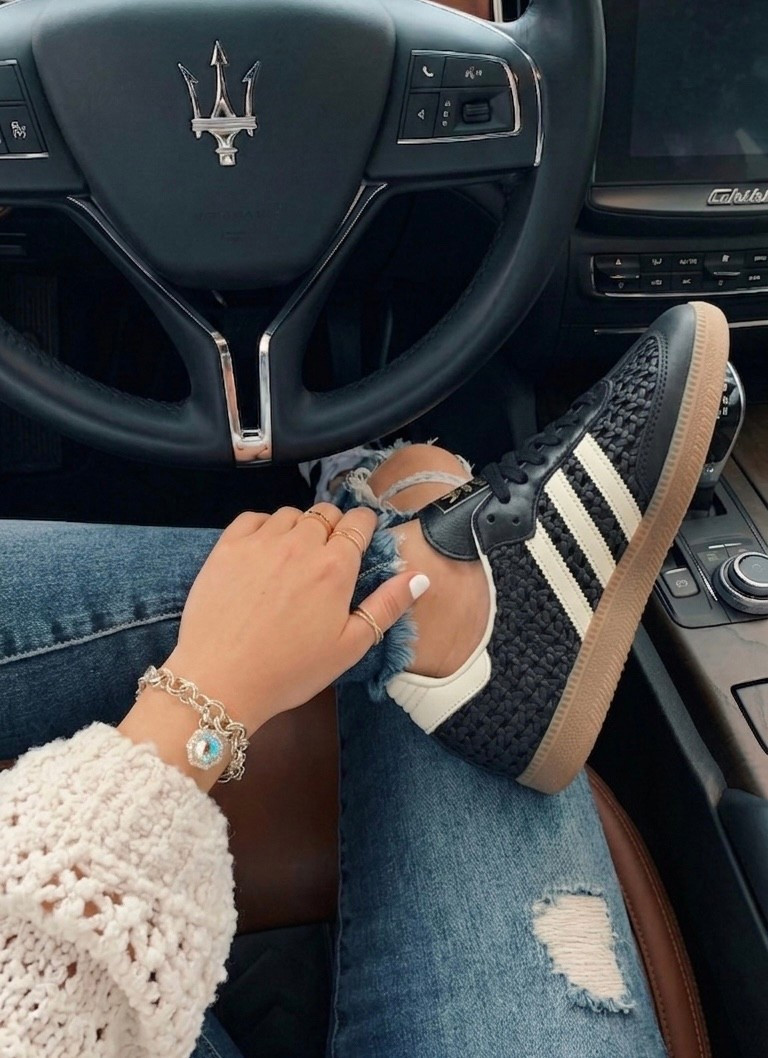 Samba og sneakers run a half size big. Core black / cream white / gold metallic 