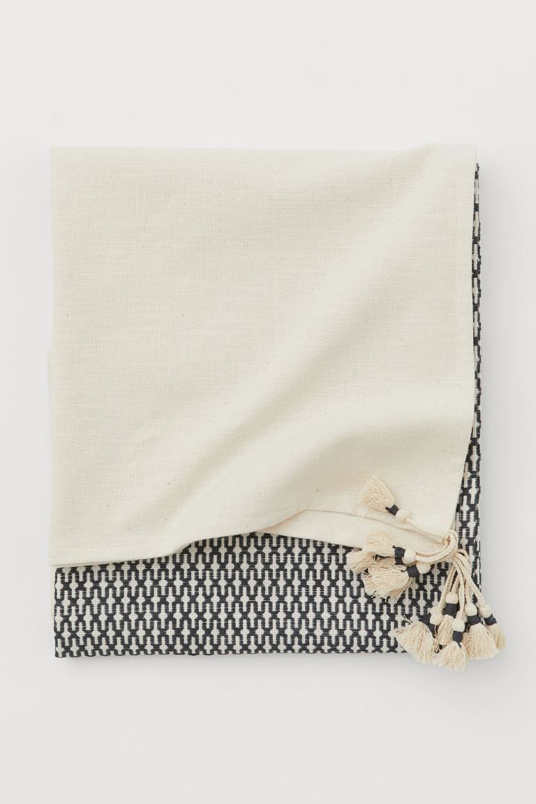 Block-patterned tablecloth in a cotton weave with tassels at each corner. | H&M (UK, MY, IN, SG, PH, TW, HK)