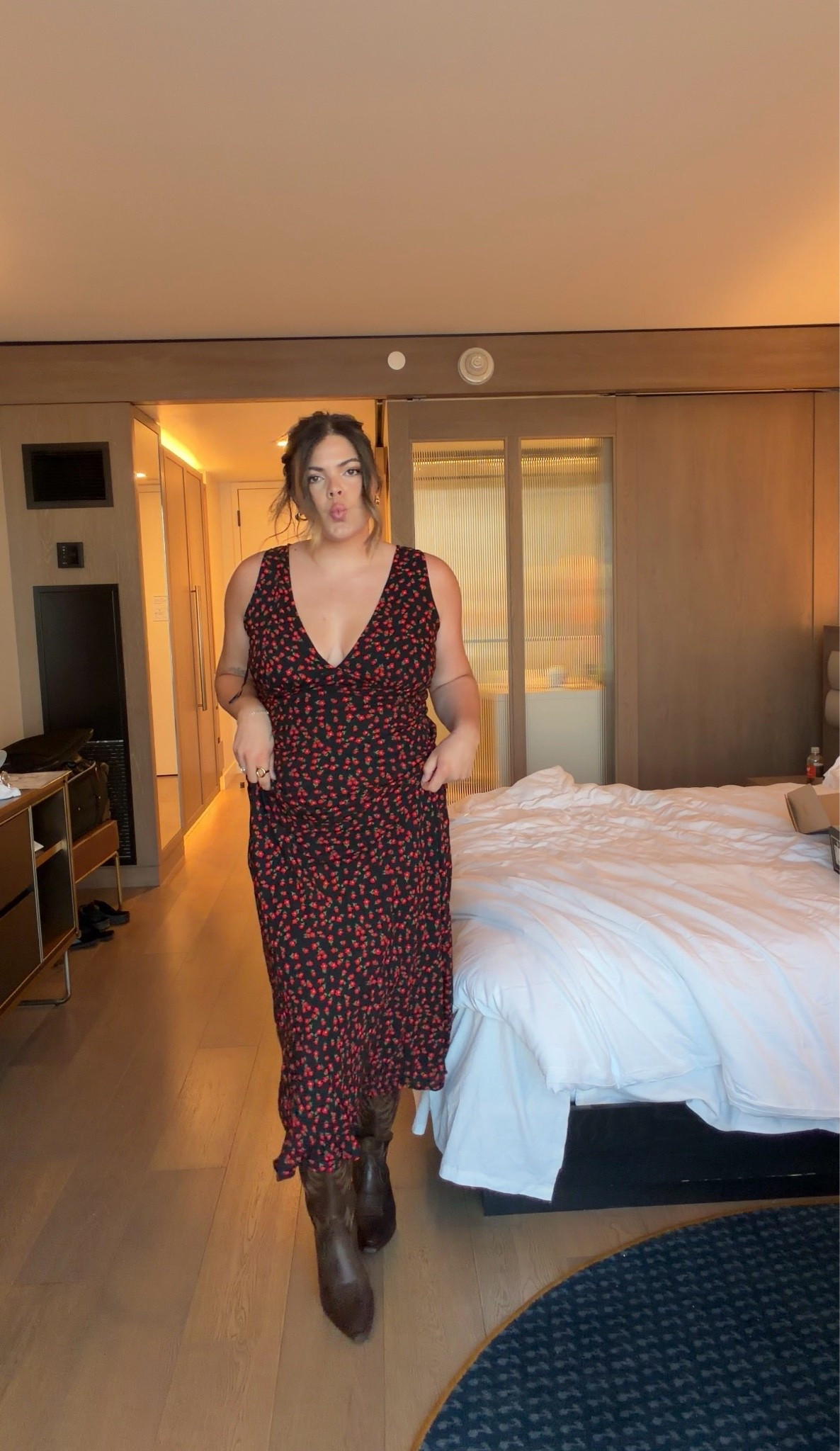 Super cute Amazon dress - it gives me picnic vibes! It ties in the back and I paired it with cowboy boots for Nashville but it would be so cute with flats or sandals!! 

Dress @Princess Polly US on Amazon size xl
Boots @Tecovas Annie size 9.5


Midsize, size 12, size 14, mom style, curvy outfit