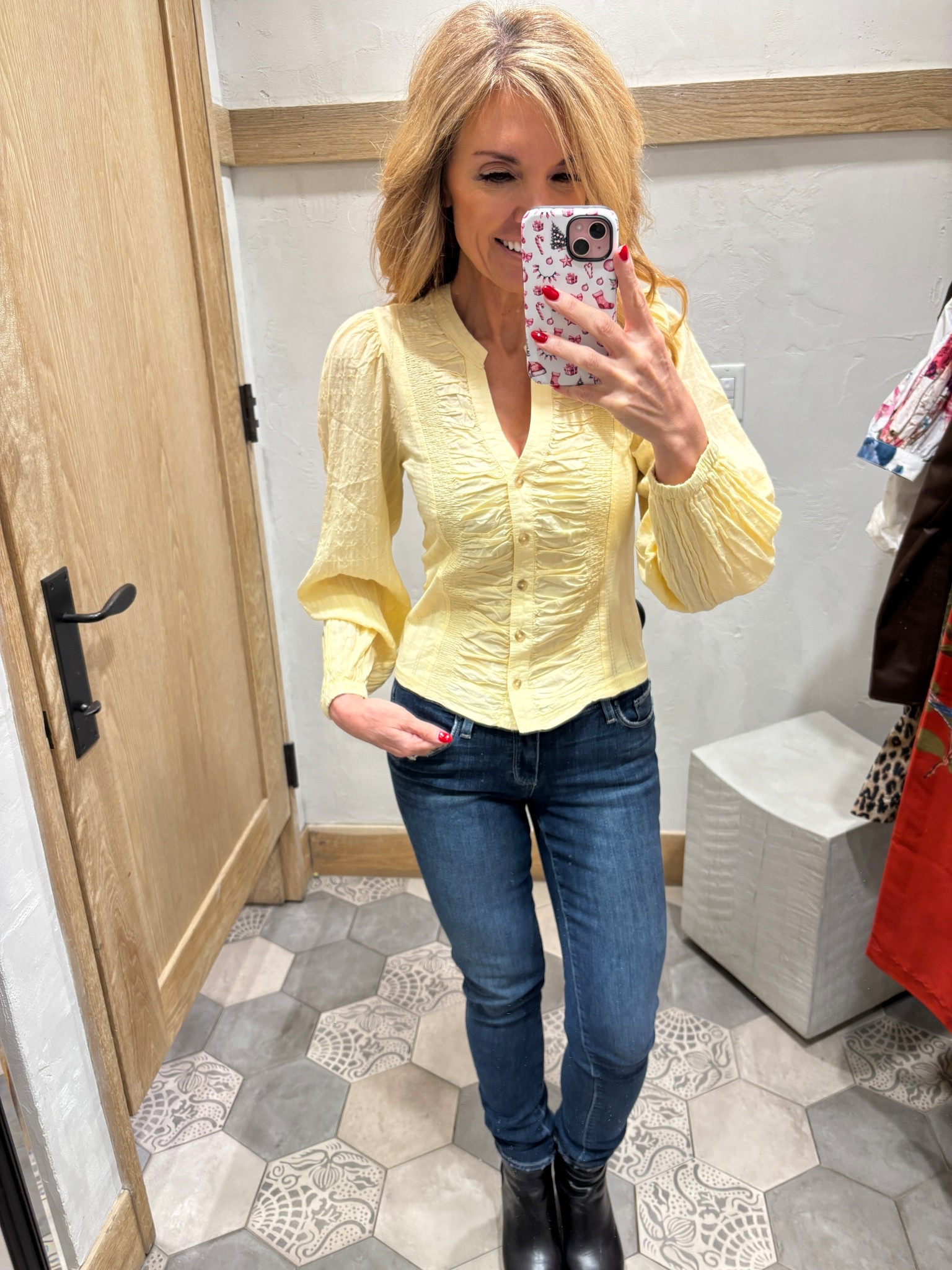 Who else is craving spring colors amidst all the winter weather?? Loving this buttercream blouse by Pilcro at @Anthropologie ☀️
Also in black and white! 