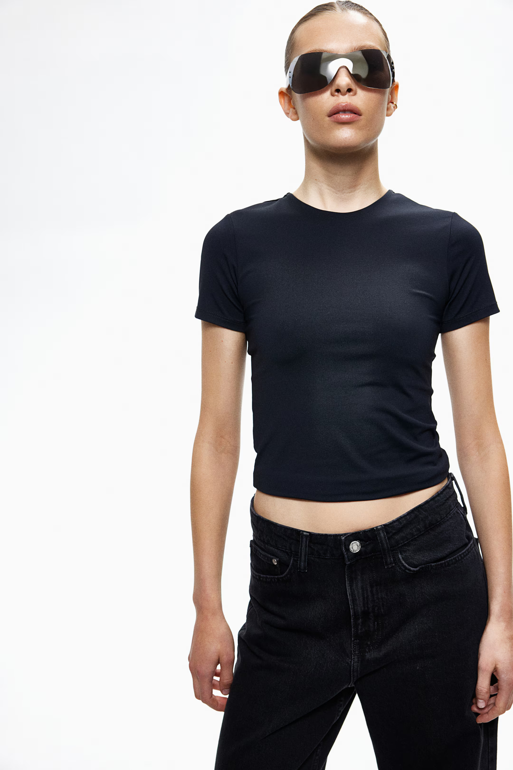 Fitted top - Round neck - Short sleeve - Black - Ladies | H&M GB | H&M (UK, MY, IN, SG, PH, TW, HK)