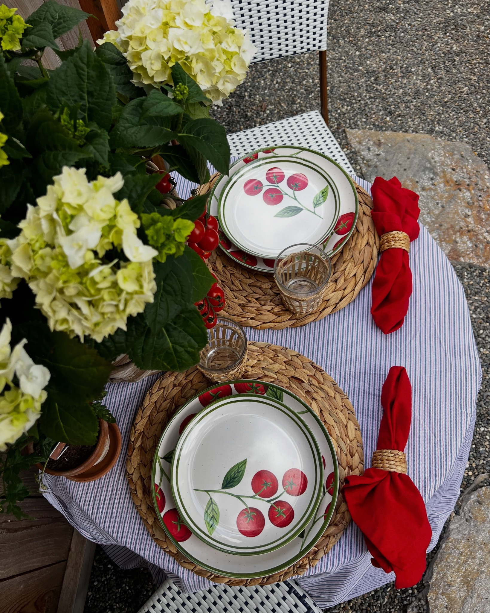 Tomato Tomahto🍅 In love with this little Summer Garden Table! 

Comment SHOP for links! 

#bhgatwalmart #inhergarden #summerdining #alfrescodining #inmygardentoday