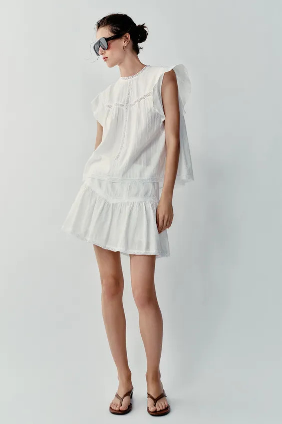 DescriptionCompositionMeasurementsLong-sleeved jacket featuring a hem with side vents. Front wrap... | Zara UK