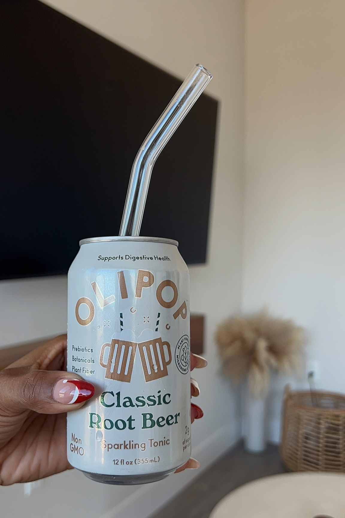 10/10 my new favorite gut health drink. this olipop tastes just like root beer, without all the added sugar. to the hotties with stomach issues, we up one! 