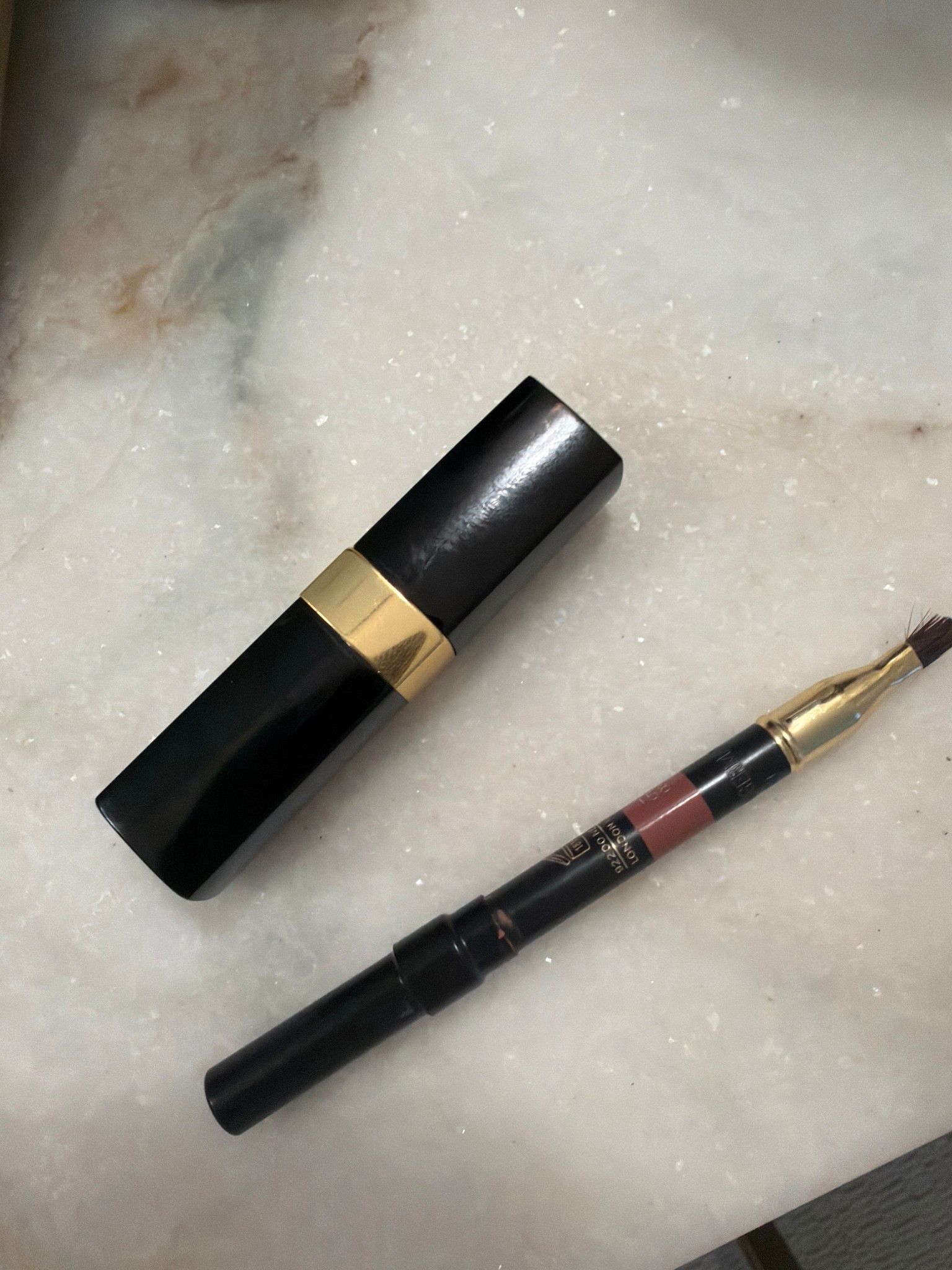 My favorite lip combo
Lip liner 158
Lipstick Chanel coco flash 
Color: Jour