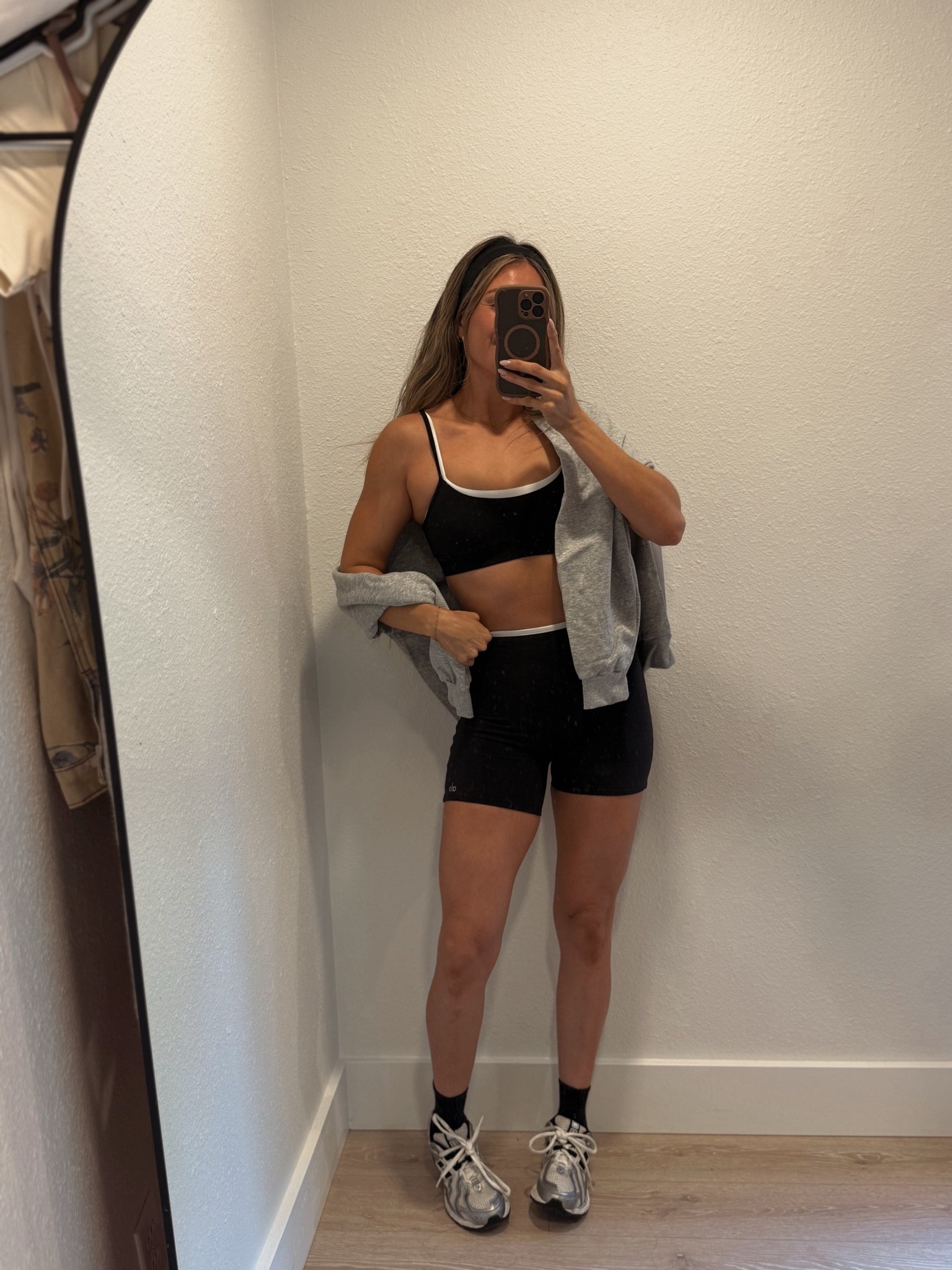 This @Alo Yoga set 🤍 🖤 

Wearing size xs in both bra and shorts medium in accolade 1/4 zip pullover

Alo sets, cute gym sets, fitness goals, airbrush double up short, Alo haul, airbrush double up bra, headband outfit, gym ootd