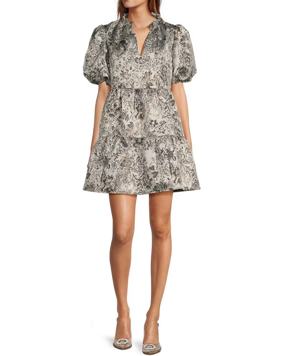 A personal fav! The most GORGEOUS @sugarlips Champagne dress. The details on this dress are absolutely BREATHTAKING! 😍

Holiday dress | holiday outfit | Christmas dress