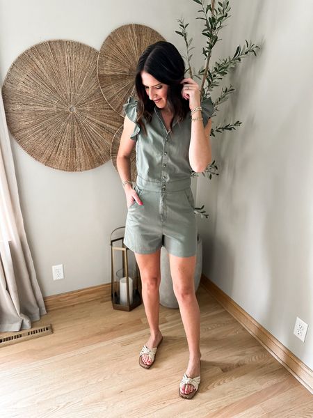 I’m beyond excited to be partnering with @nordstromrack to share some spring and summer styles with you today! I’ve been posting a lot of their stuff recently and it’s quickly become one of my favorite stores. So many high end brands available at such great discounts! 🙌🏻 This little romper is absolutely darling and so perfect for a day date this summer. I’m in a small and it’s true to size. #NordstromRackPartner #RackScore