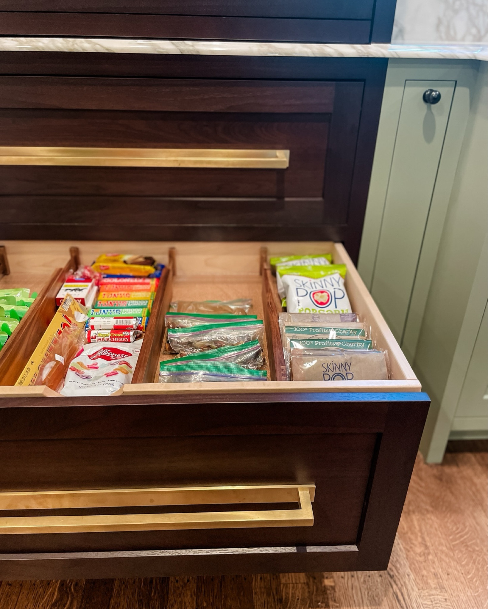With these @neatmethod drawer dividers, snack time is the best time of day...as if it wasn’t already.