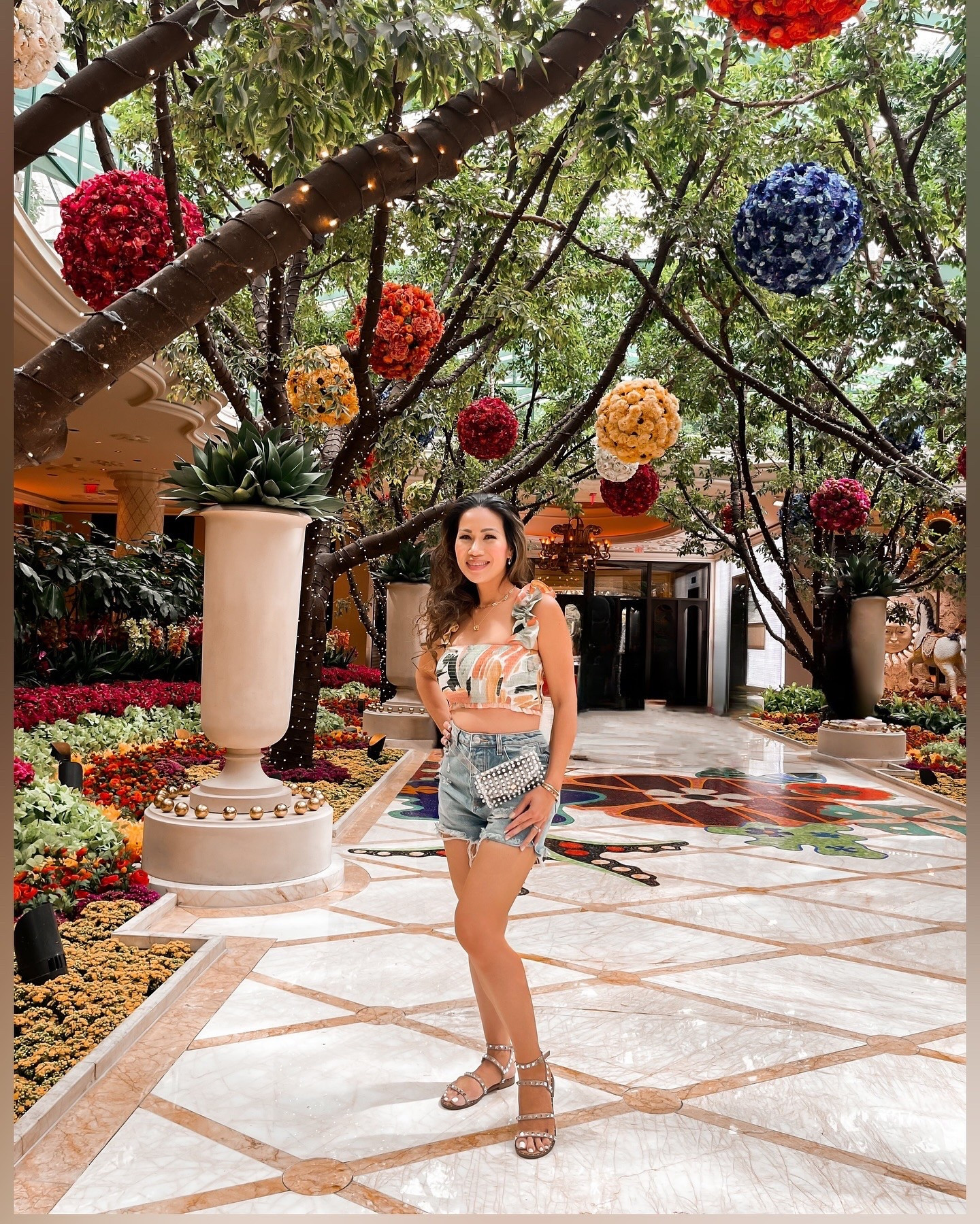 Just spreading some Tuesday floral love your way! 🌺 🌷💐

What’s your favorite way to add a little joy to your day? 🌸