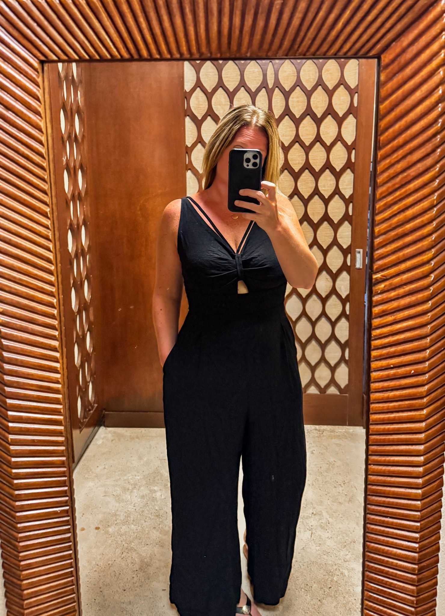 The jumpsuit you NEED in every colors! Seriously, this one is the best, gets amazing reviews, and you’ll get so many compliments on it. 