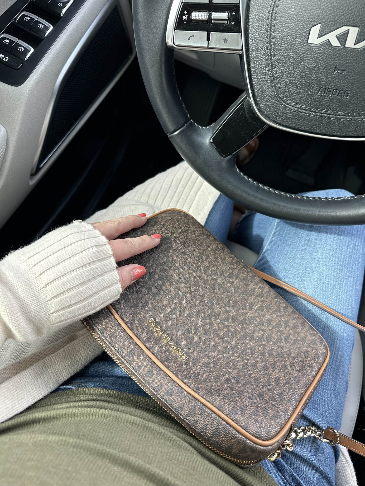 My Fall Go To… Brown Michael Kors Crossbody bag!

Outfit ideas… Ribbed tank with a cardigan, of course! And jeans with sandals… it is Florida after all. 

This is my go to everyday look as a busy mom on the go (midsize friendly). 

#LTKMidsize #LTKmomlife #LTKootd