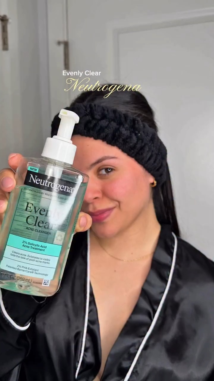 ¿Brotes y marcas post-acné? same… 😩✨
Estoy probando la nueva línea Evenly Clear de @neutrogena y me encanta porque trata los brotes mientras ayuda a mejorar las marcas 🫣

Les estaré mostrando mis resultados… pero so far, obsessed @neutrogena 🤍

#neutrogena #evenlyclear #skincareroutine #clearskin #gifted