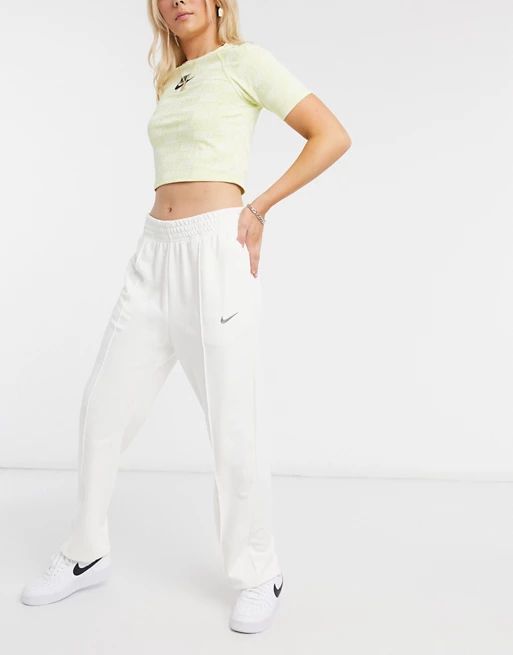 Nike – Oversize-Jogginghose in Creme mit kleinem Swoosh-Logo in Metallic | ASOS (Global)