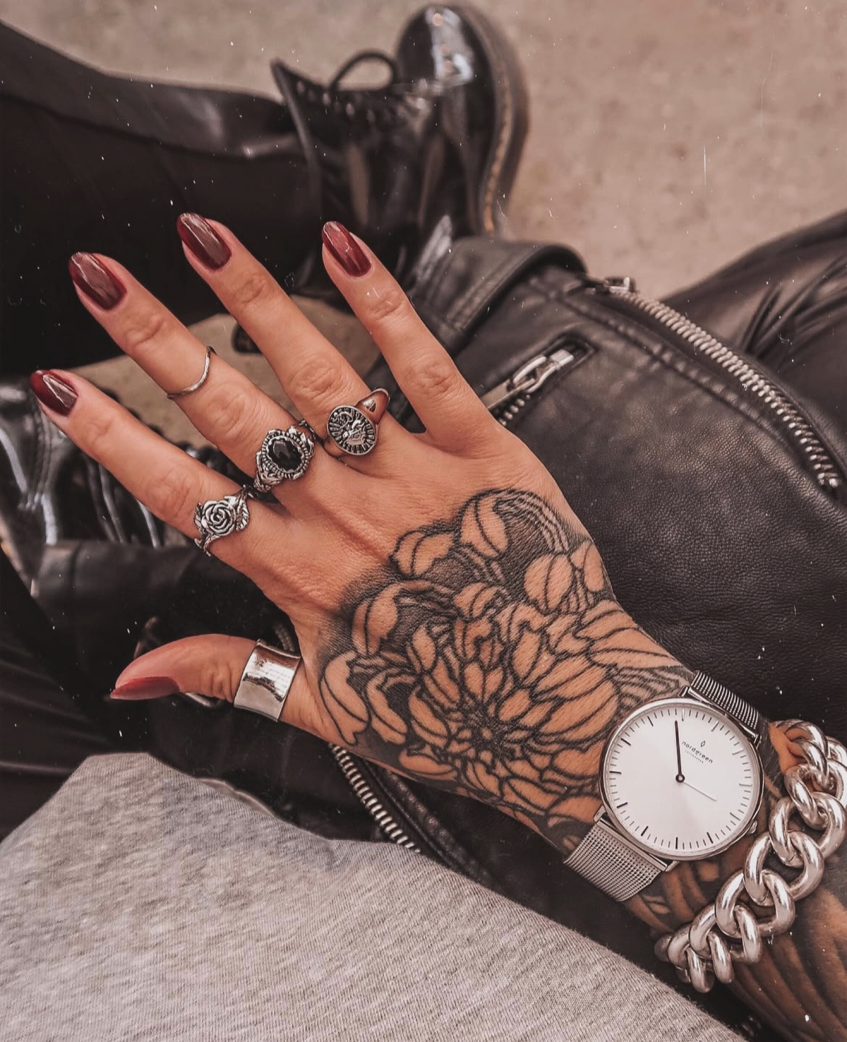 💅🏼 
.
.
.
#handtattoo #handtattoos #handtattoosofinstagram #handtat #girlswithtats #girlswithtattoosandpiercings #girlswithtattoosdoitbetter #etahlove #etahlovejewelry #silverrings #handfie #alternativegirlsofinstagram #smallinfluencer #smallinfluencerdiscovery

#LTKbeauty #LTKwinter #LTKuk