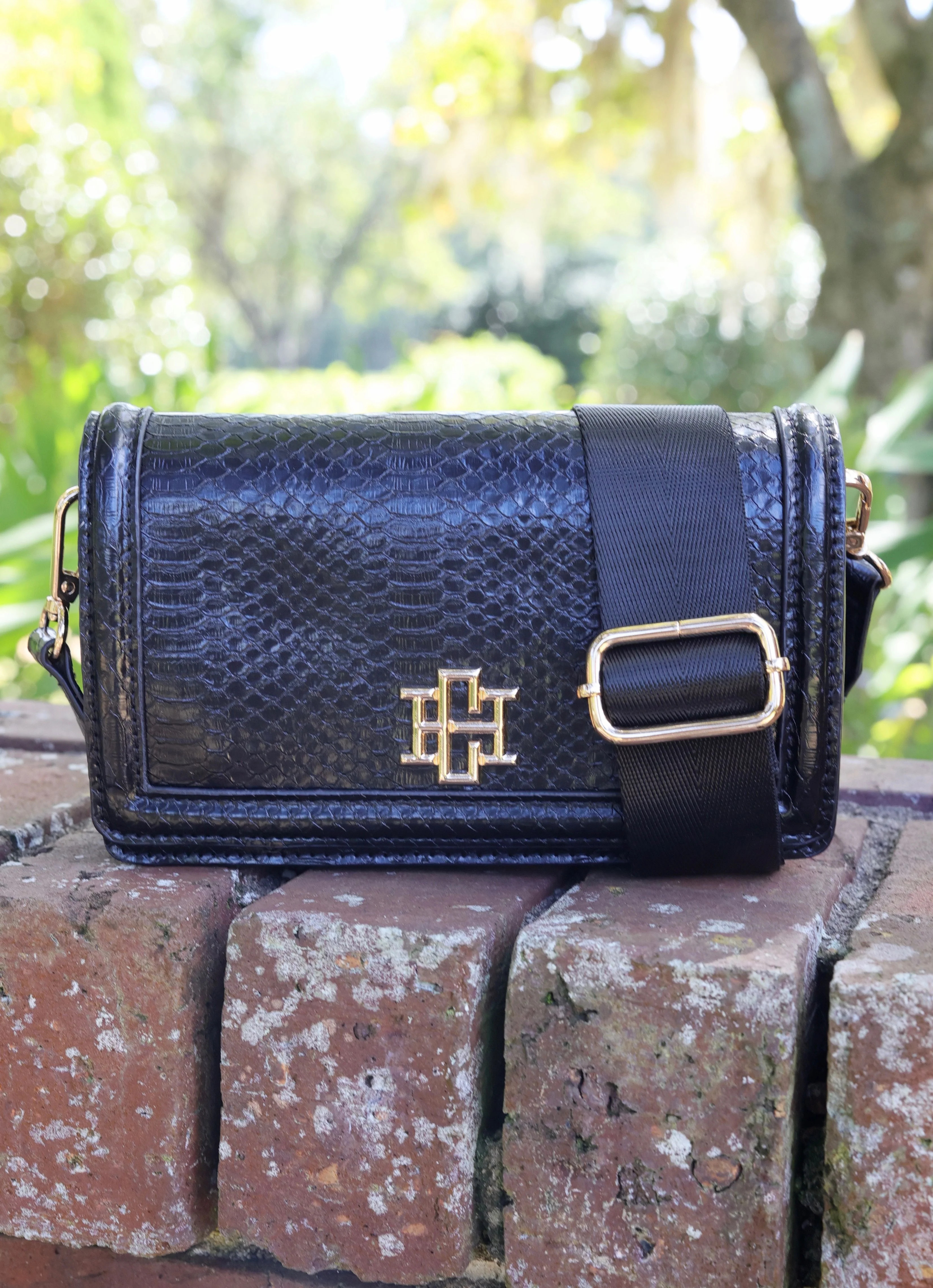 Maverick Crossbody with Pocket Black ES | Caroline Hill