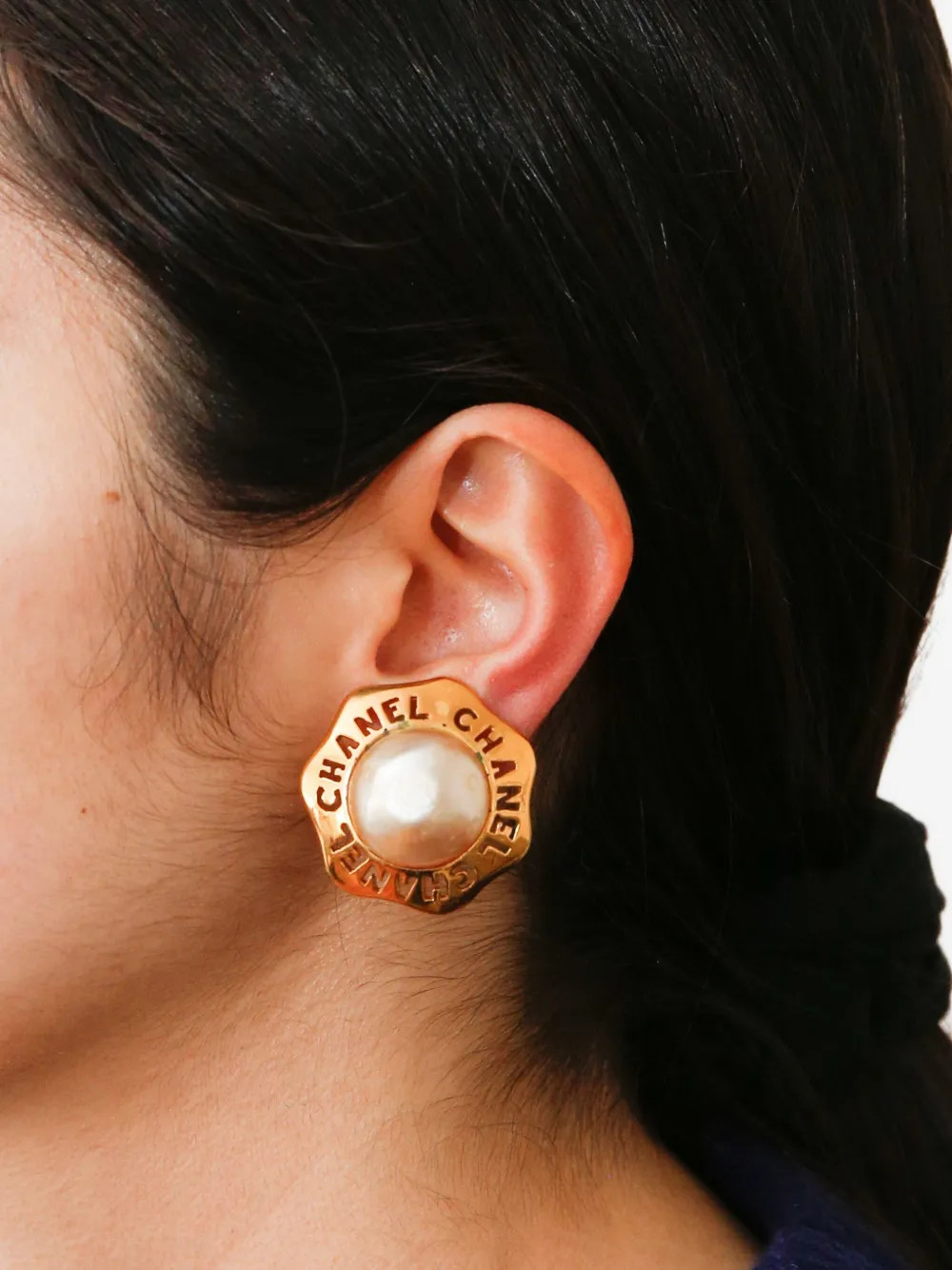 CHANEL Pre-Owned 1980s pearl-embellished round-logo Earrings | Gold | FARFETCH UK | Farfetch Global