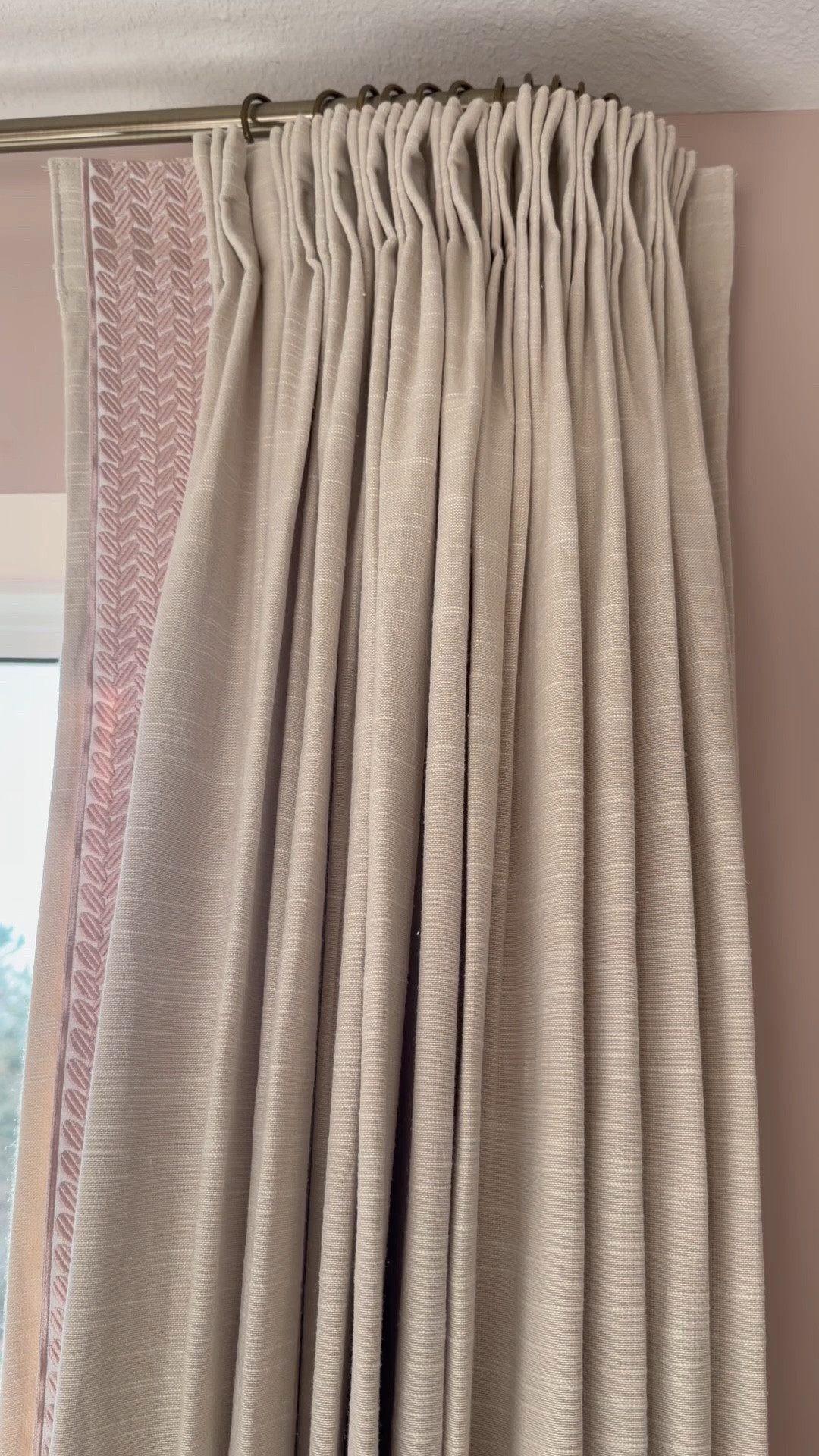 Código: ERIKAHOME 
Jawara Luxury Linen Cotton Curtains with Border Trim
Color:Ivory Beige J401-2
Header Style: Triple Pleated 
Width: 60 inches each panel 
Quantity: 2 panels
Height: 92 inches 
Lining: same color lining 
Trim Border Style:Q21
Body memory Shaped: yes 

#LTKKids #LTKHome #LTKU