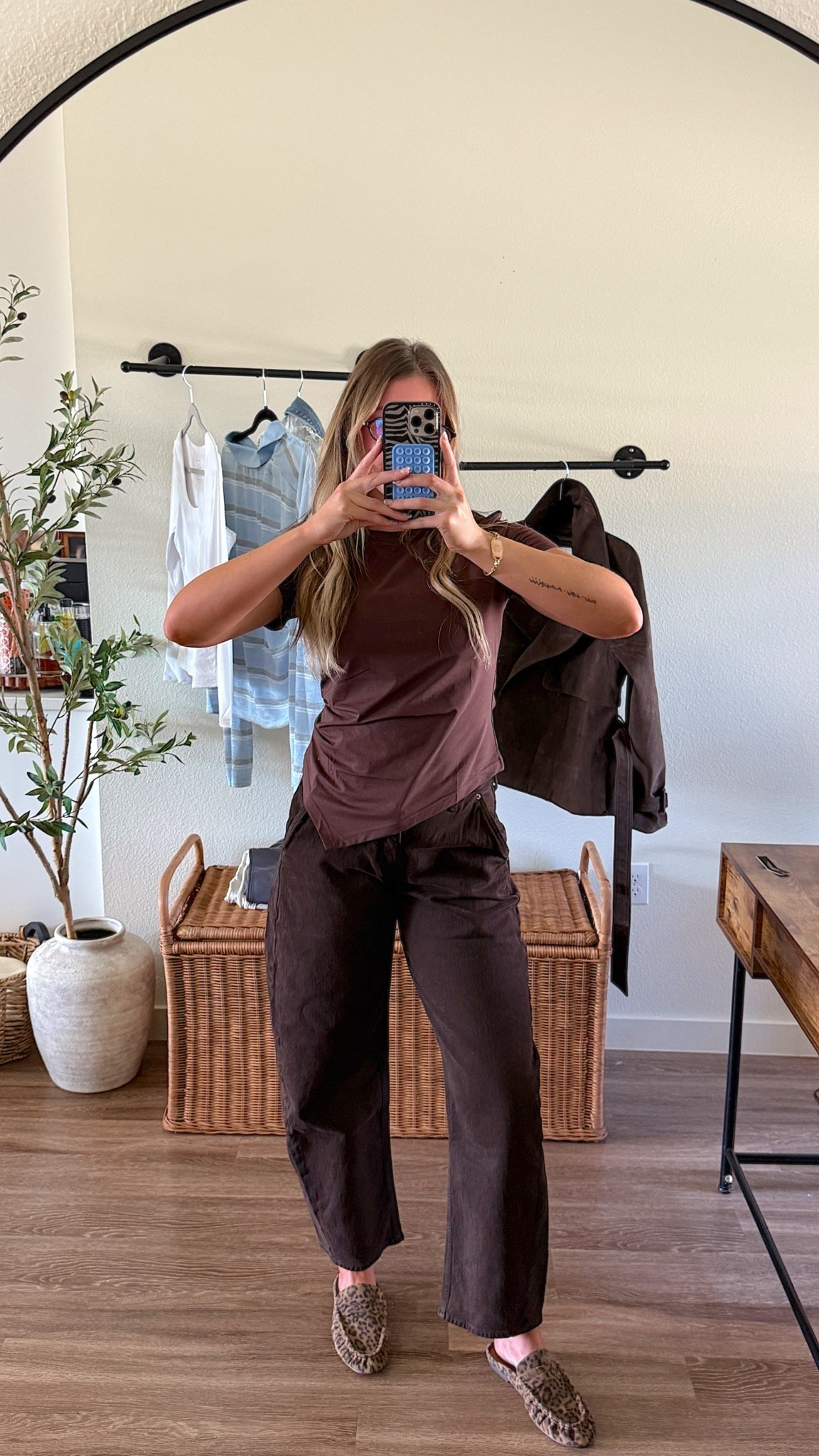 I wear a 27 long in jeans & small in top!
