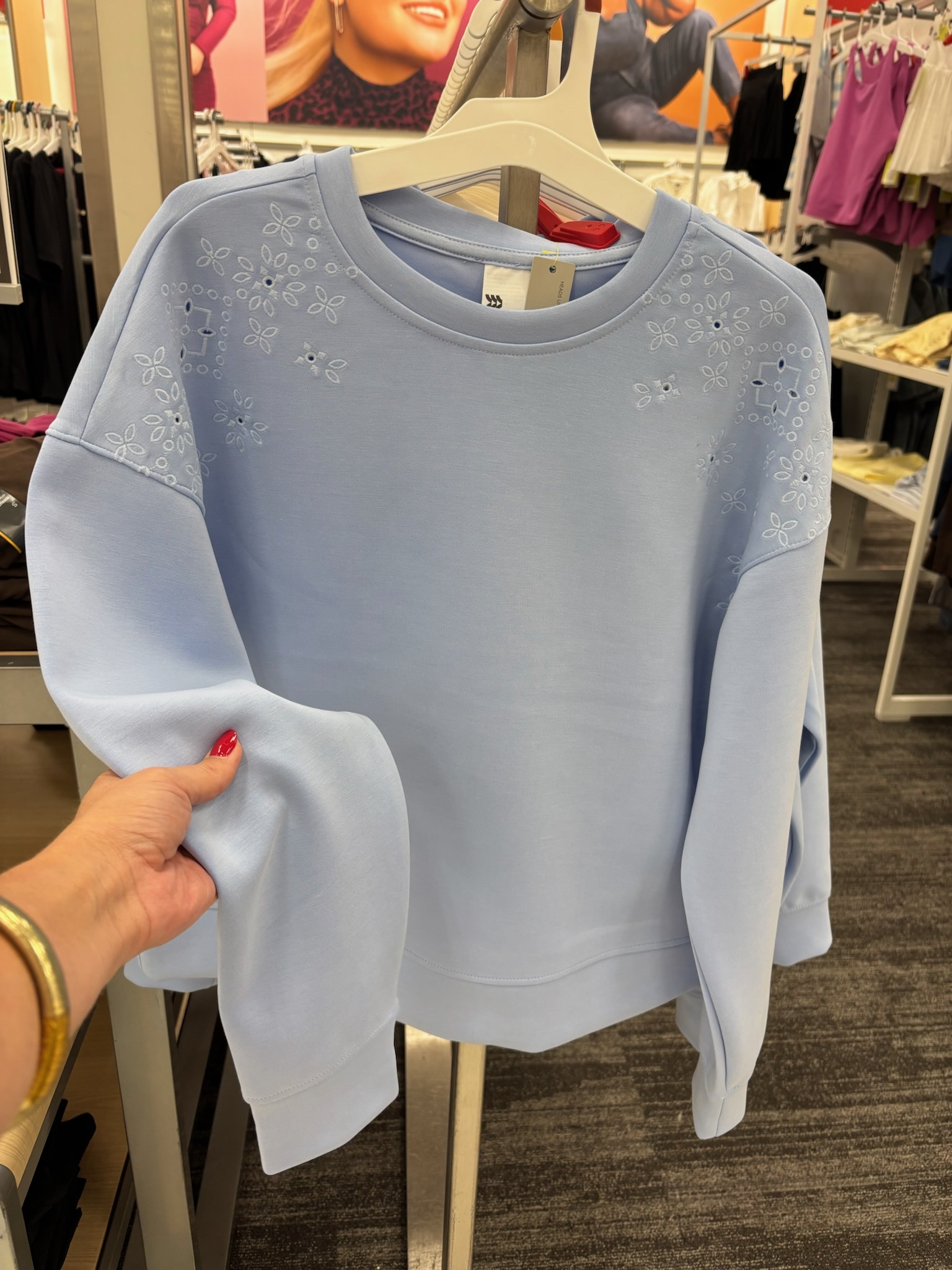 This blue sweatshirt is SO cute!! 💙😍 
Perfect for those cooler fall days! 🔗👇🏻