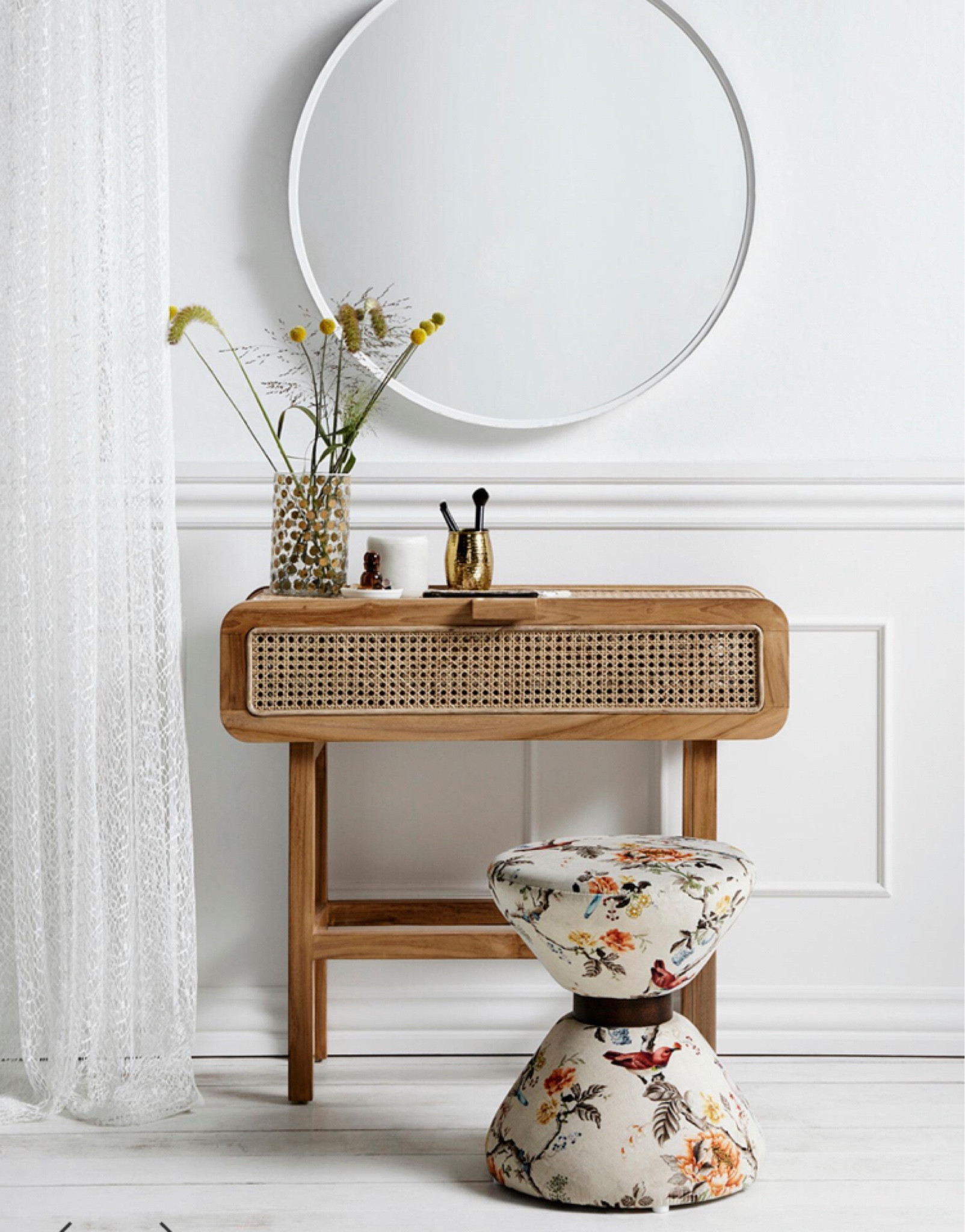 I love this nice spot of The house!
The consolle is now in sale on Westwing.
#ltkhome #westwing #home #homedesign #homedecor #consolle #mirror #vase #pouf 

#LTKeurope #LTKSummerSale #LTKitalia