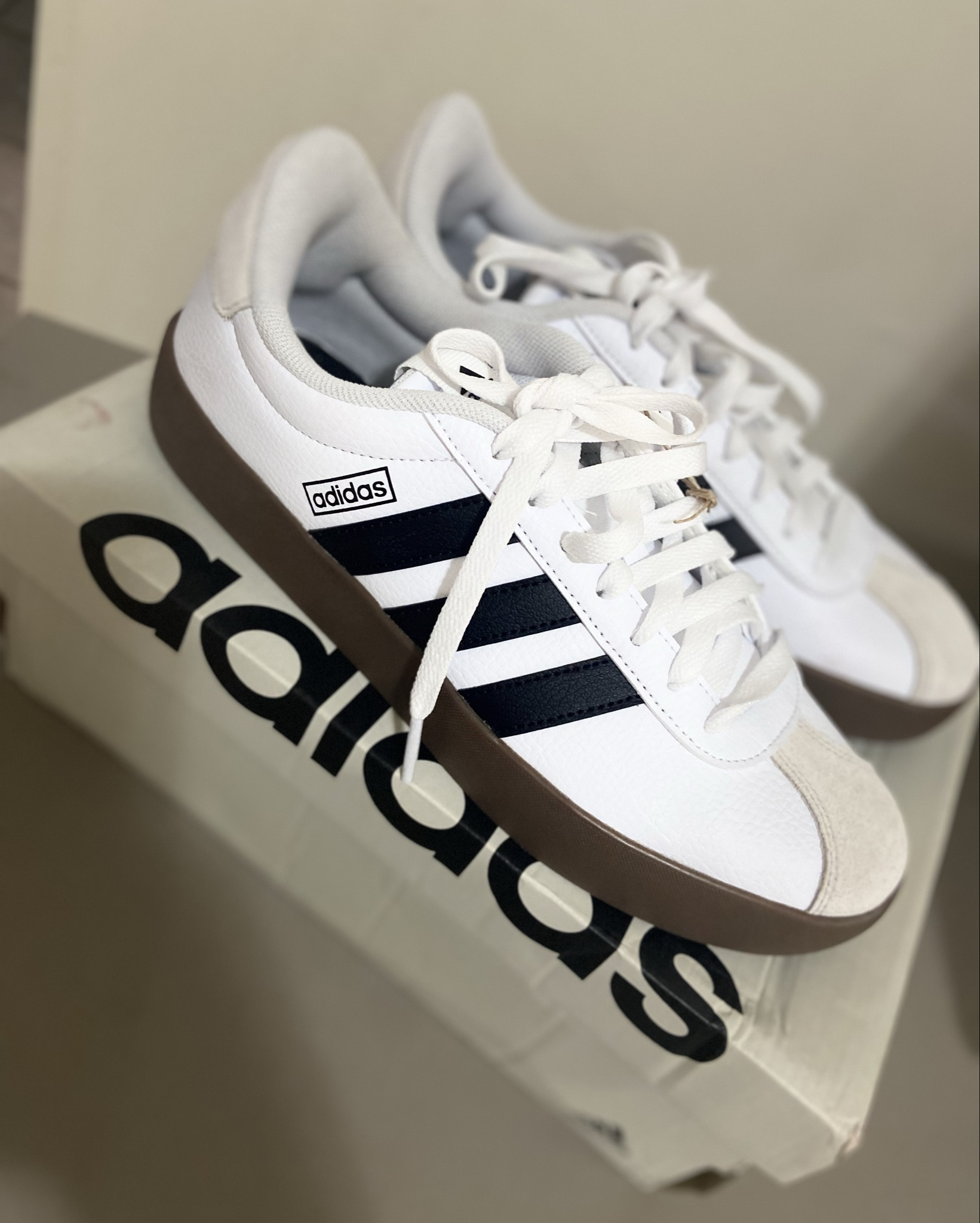 Perfeito para quem busca um tênis versátil e elegante.
Adquira o seu e sinta a diferença!

Este tênis adidas combina facilmente com praticamente todas as peças do seu guarda-roupa. O solado de borracha vulcanizada é inspirado nas pistas de skate, mas também é adequado para aventurar-se nas ruas da cidade. O cabedal macio em camurça adiciona um toque de elegância. Por dentro, o amortecimento leve e o forro macio mantêm os pés sustentados dia após dia.

Foi minha escolha de presente de niver para meu papis soberano 💙👟

#LTKbrasil #LTKdicadeestilo #LTKguiadepresente