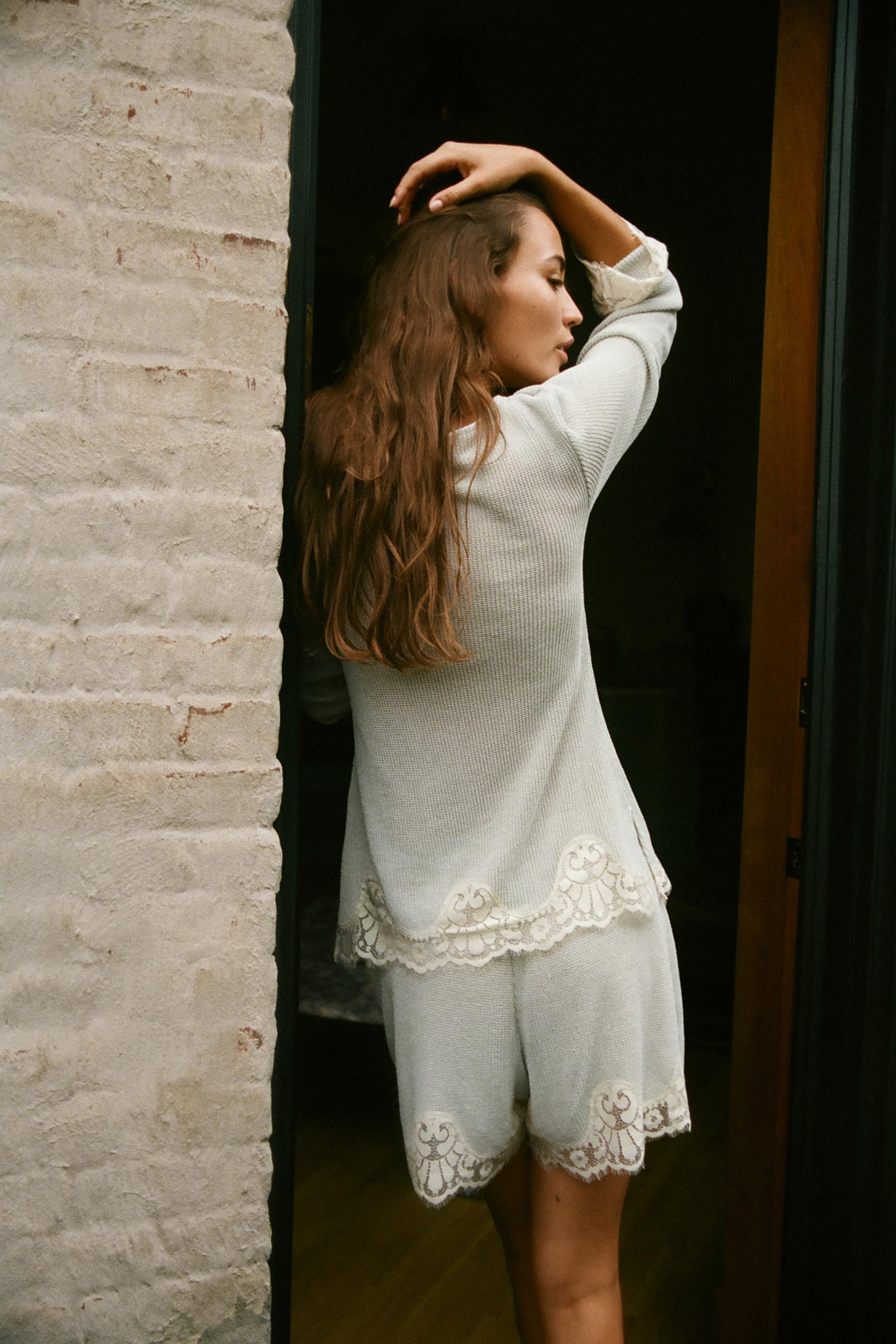 Mid-rise shorts with an elastic waistband. Featuring contrasting lace appliqu\u00e9 details. | Zara US