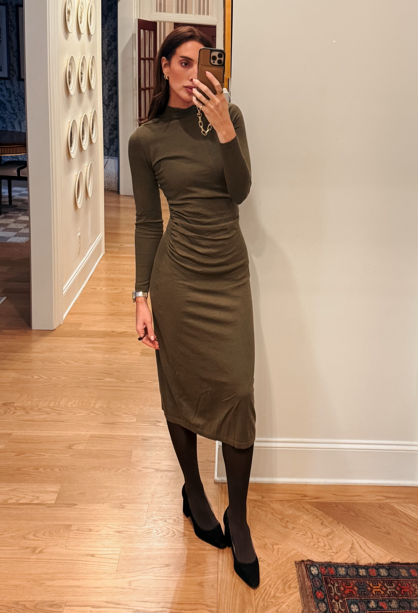 Easy and warm holiday dress look. Christmas dress. Olive green. Favorite stockings in a brown tone mixed with black velvet pumps. 