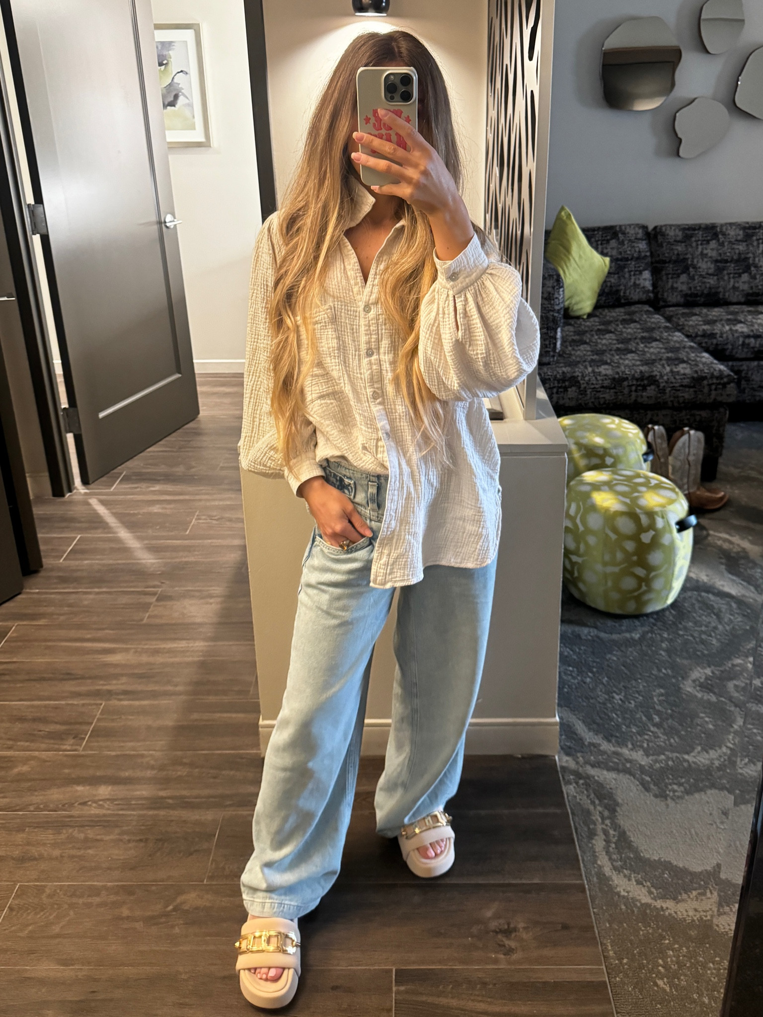 Jeans and oversized button down for a casual look on a Monday! My shoes are sold out but I found some other ones that are pretty dang cute!

#jeans #springoutfit #datenight