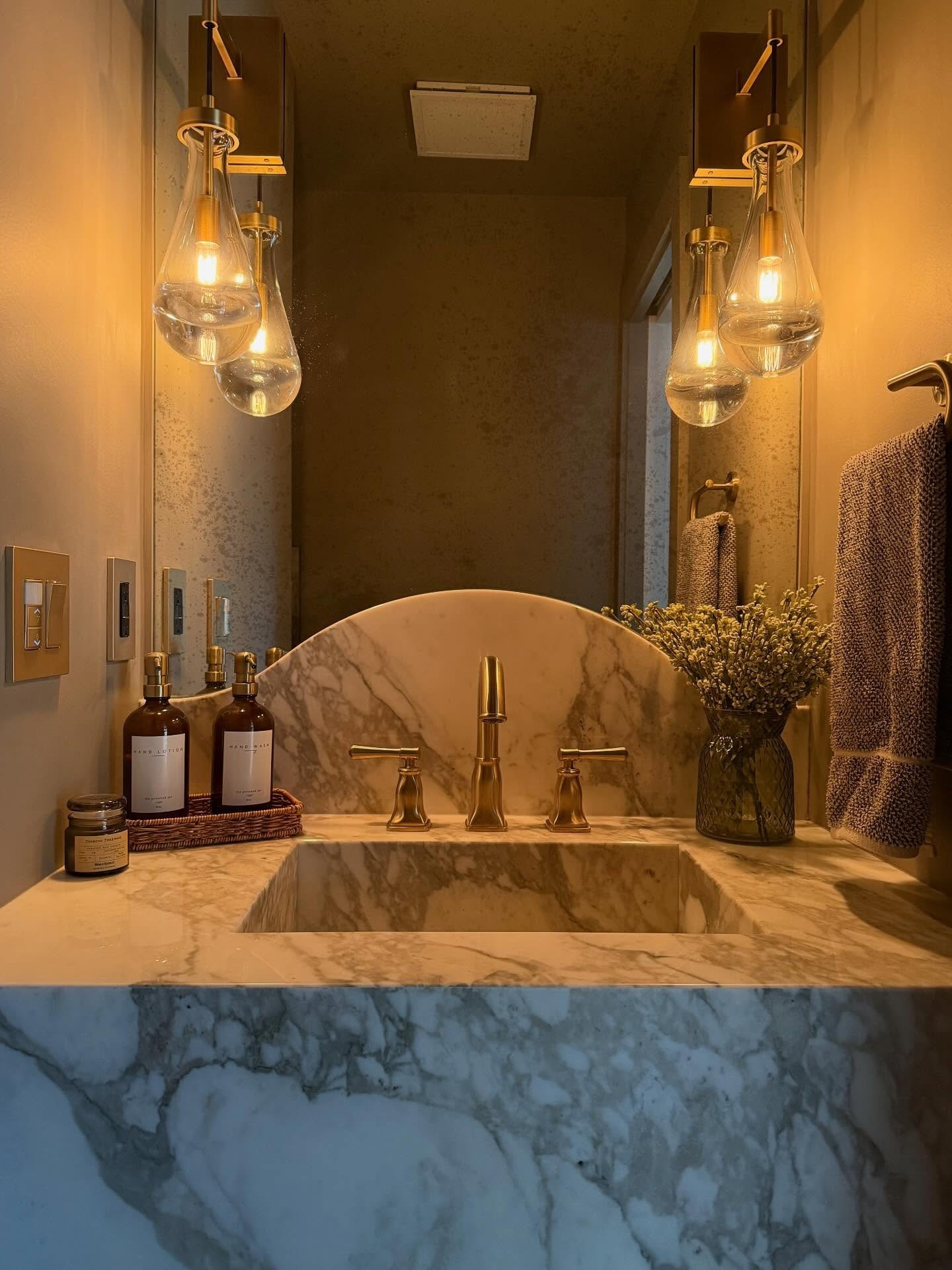 Meet me in the powder room! She’s tiny, cozy and full of style! And the mirror tells her own story! 

Comment “powder room” to receive a link to shop this space 

Me encontra no lavabo, ela é pequena, aconchegante e cheia de estilo. E o espelho conta sua história!