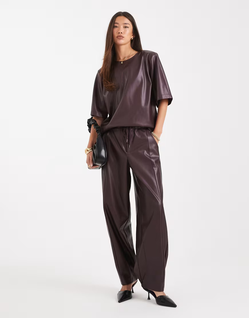 ASOS DESIGN – Barrel-Leg-Hose in Pflaume aus Kunstleder mit elastischem Bund, Kombiteil-Rot | ASOS (Global)